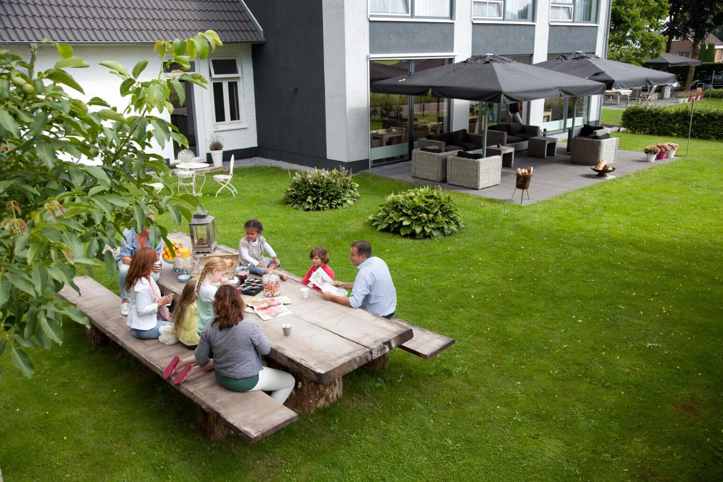 People in De Slaapfabriek vakantiehuis en trainingslocatie
