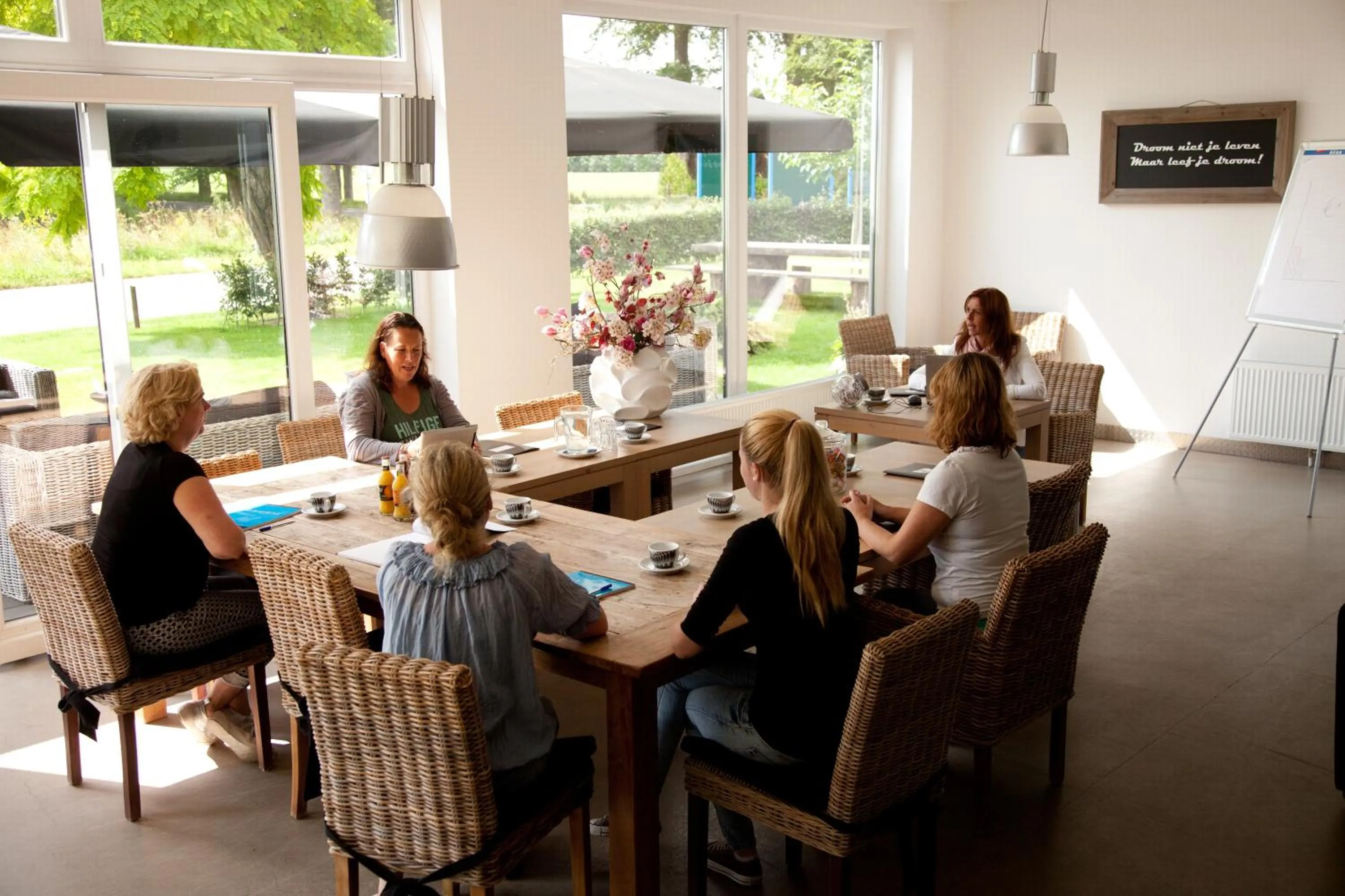 Lounge or bar in De Slaapfabriek vakantiehuis en trainingslocatie