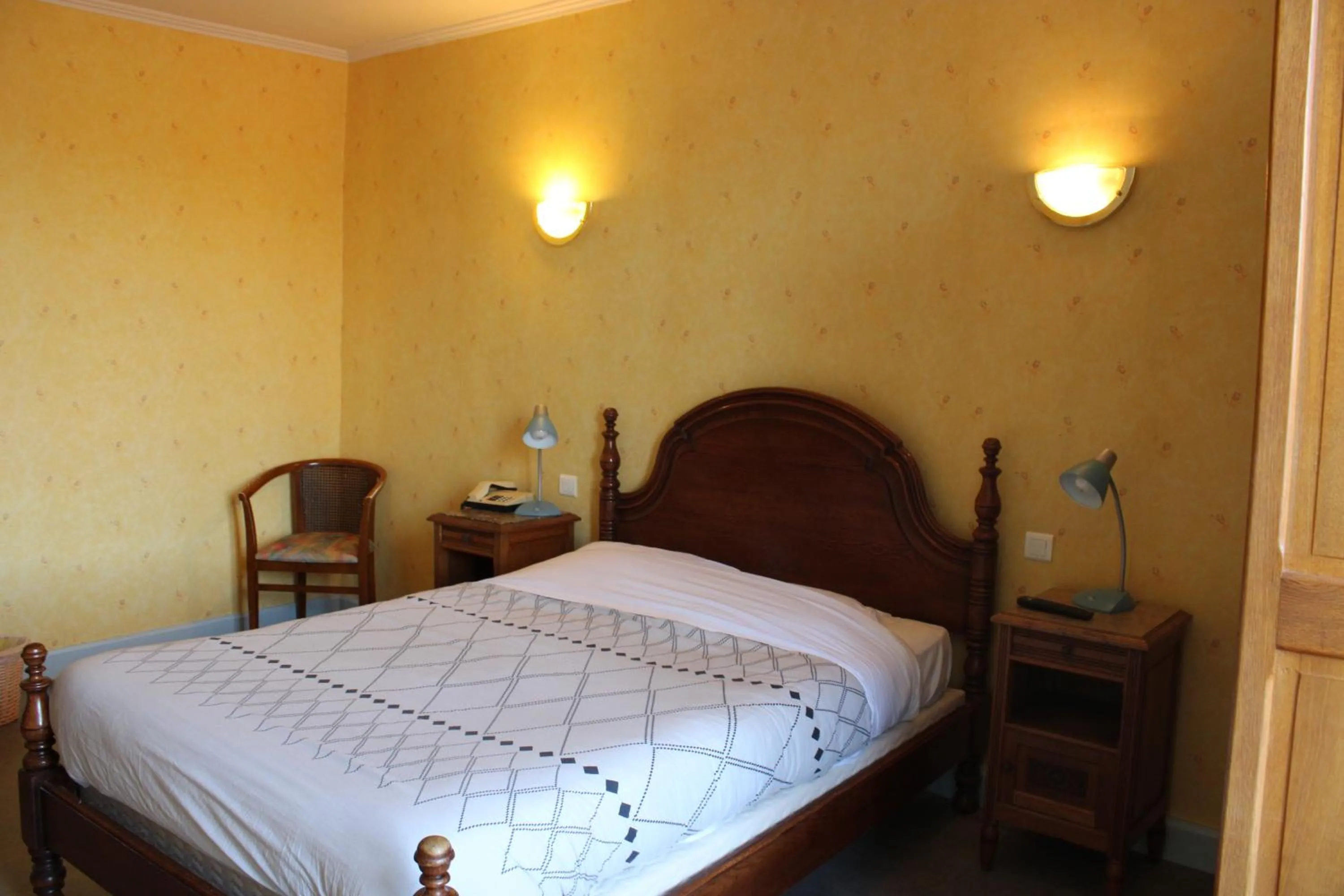 Bedroom, Bed in Le Commerce