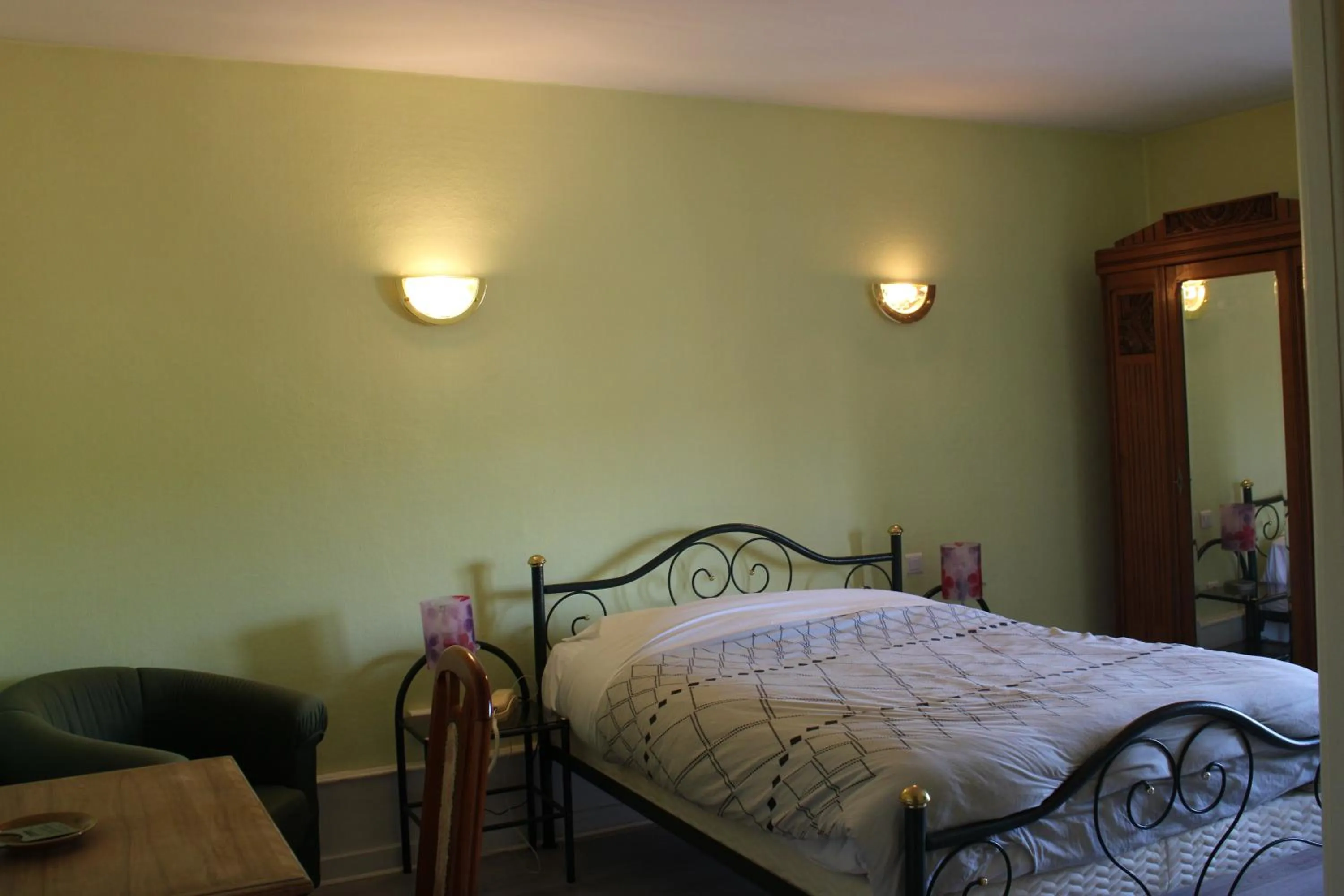 Bedroom, Bed in Le Commerce