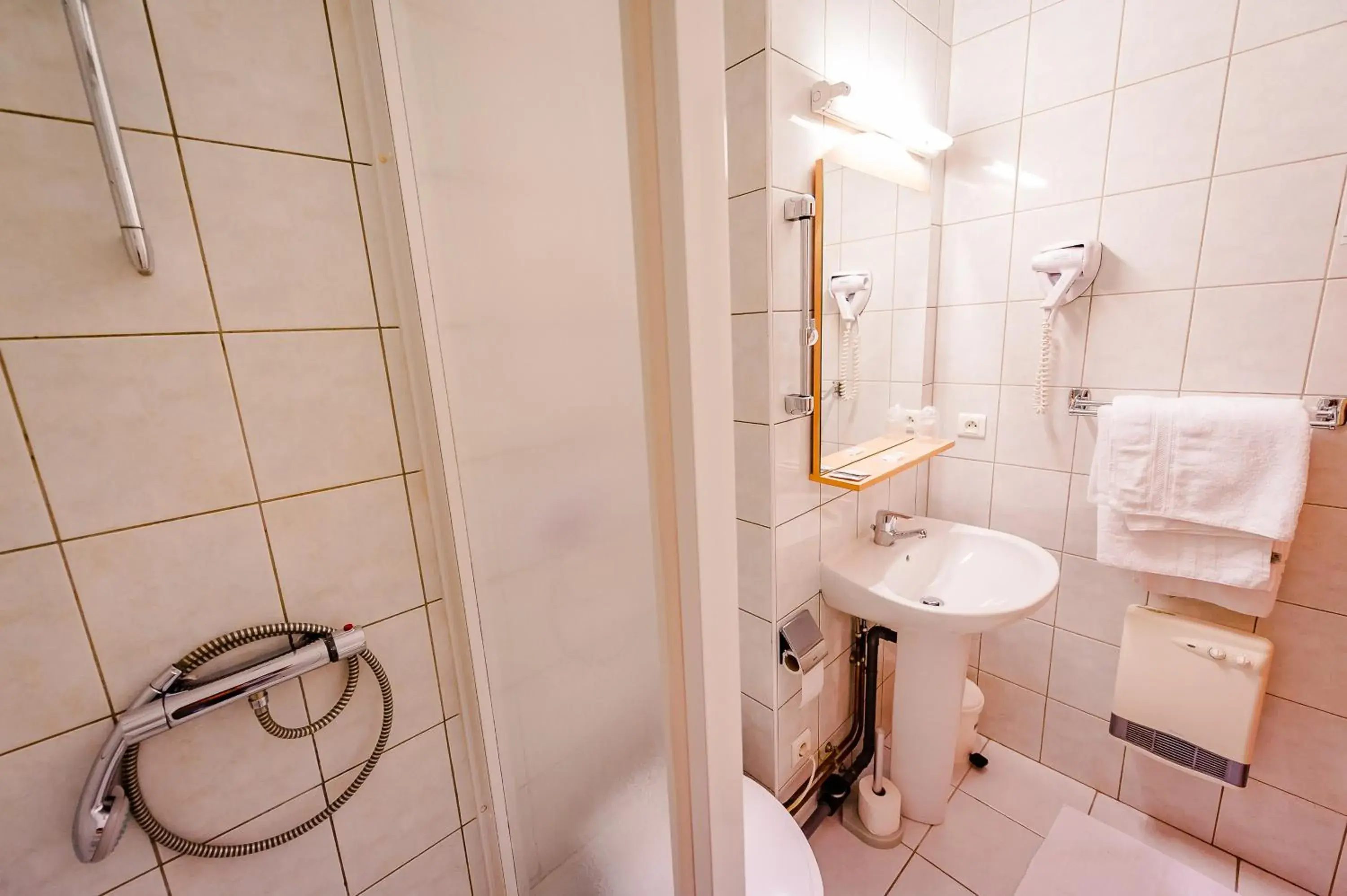 Deluxe Double Room in Le Commerce Deluxe Double Room in Le Commerce