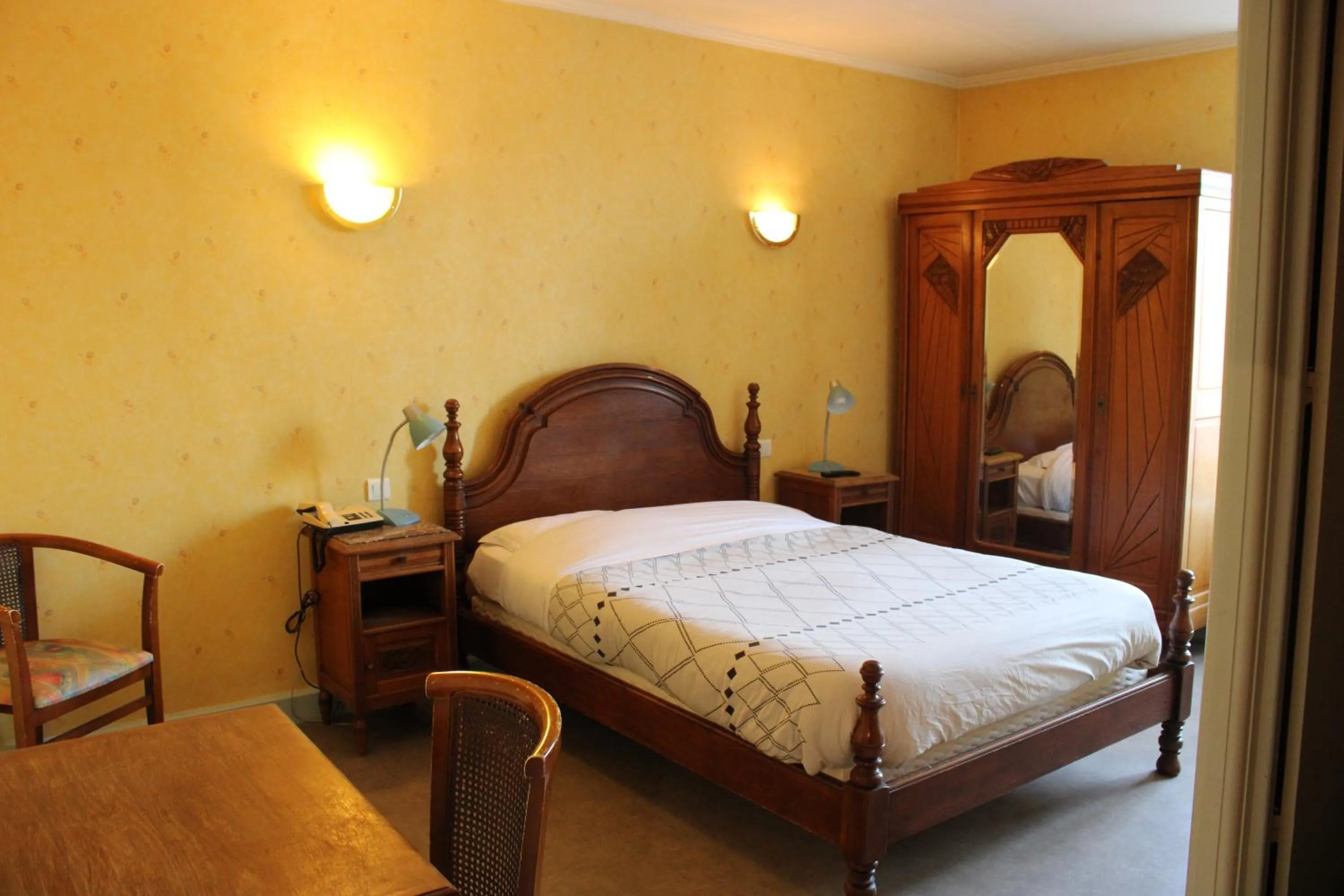 Bedroom, Bed in Le Commerce