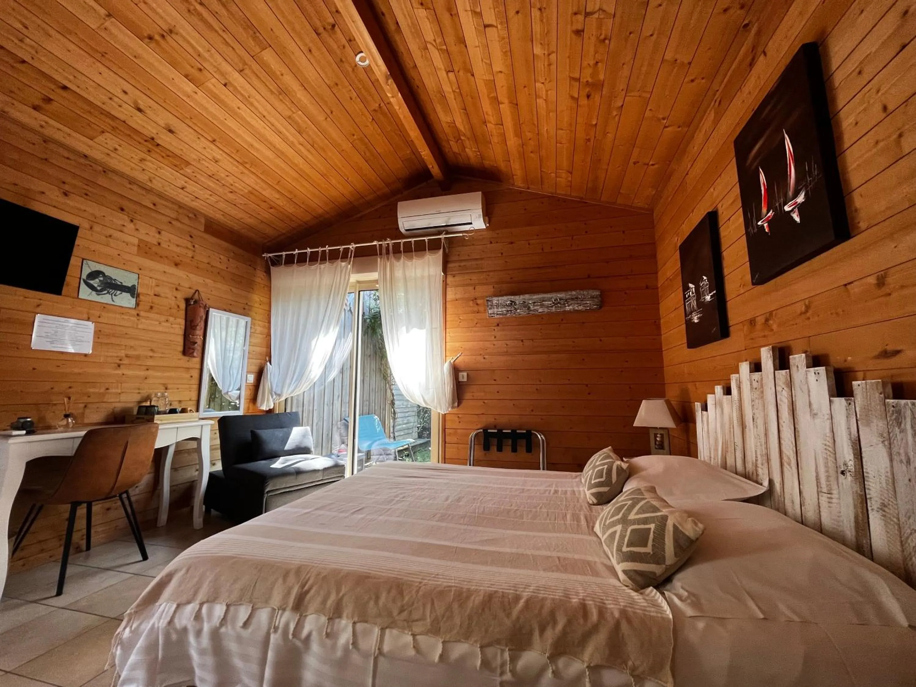 Bedroom, Bed in La Villa Herbert Maison d'hôtes à Andernos