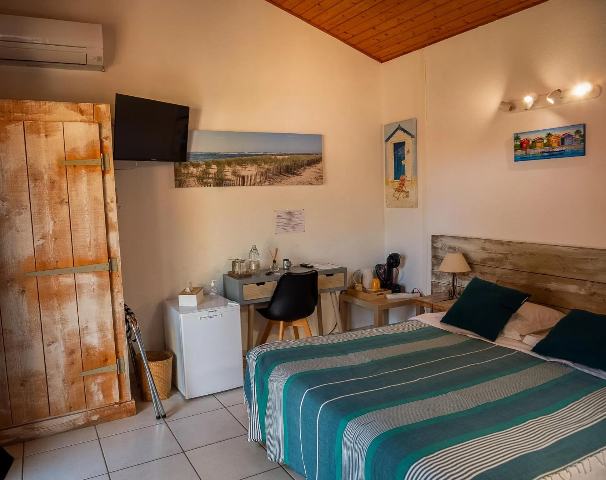 View (from property/room), Bed in La Villa Herbert Maison d'hôtes à Andernos