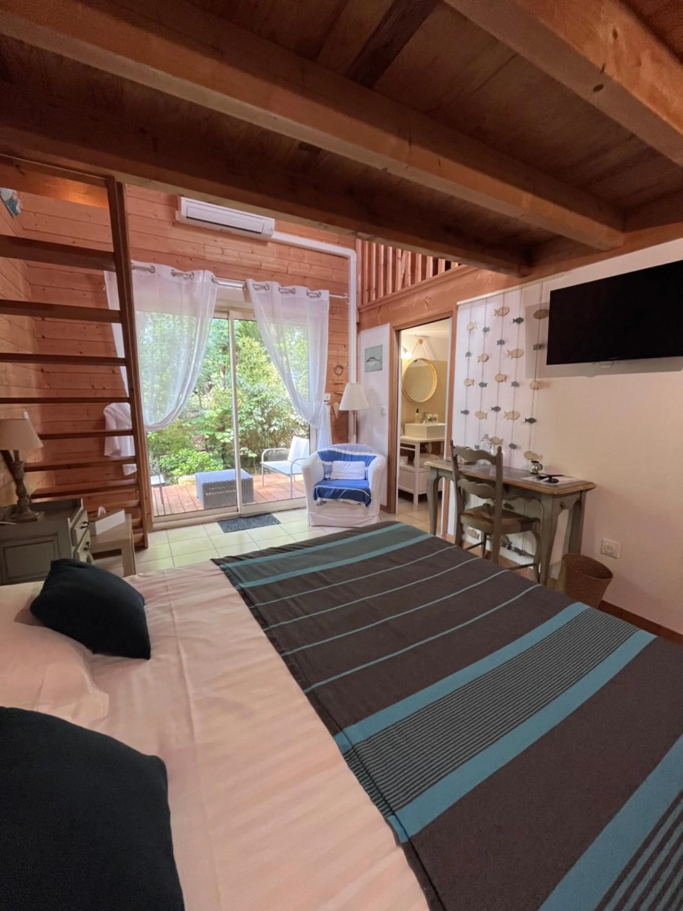 Bedroom, Bed in La Villa Herbert Maison d'hôtes à Andernos