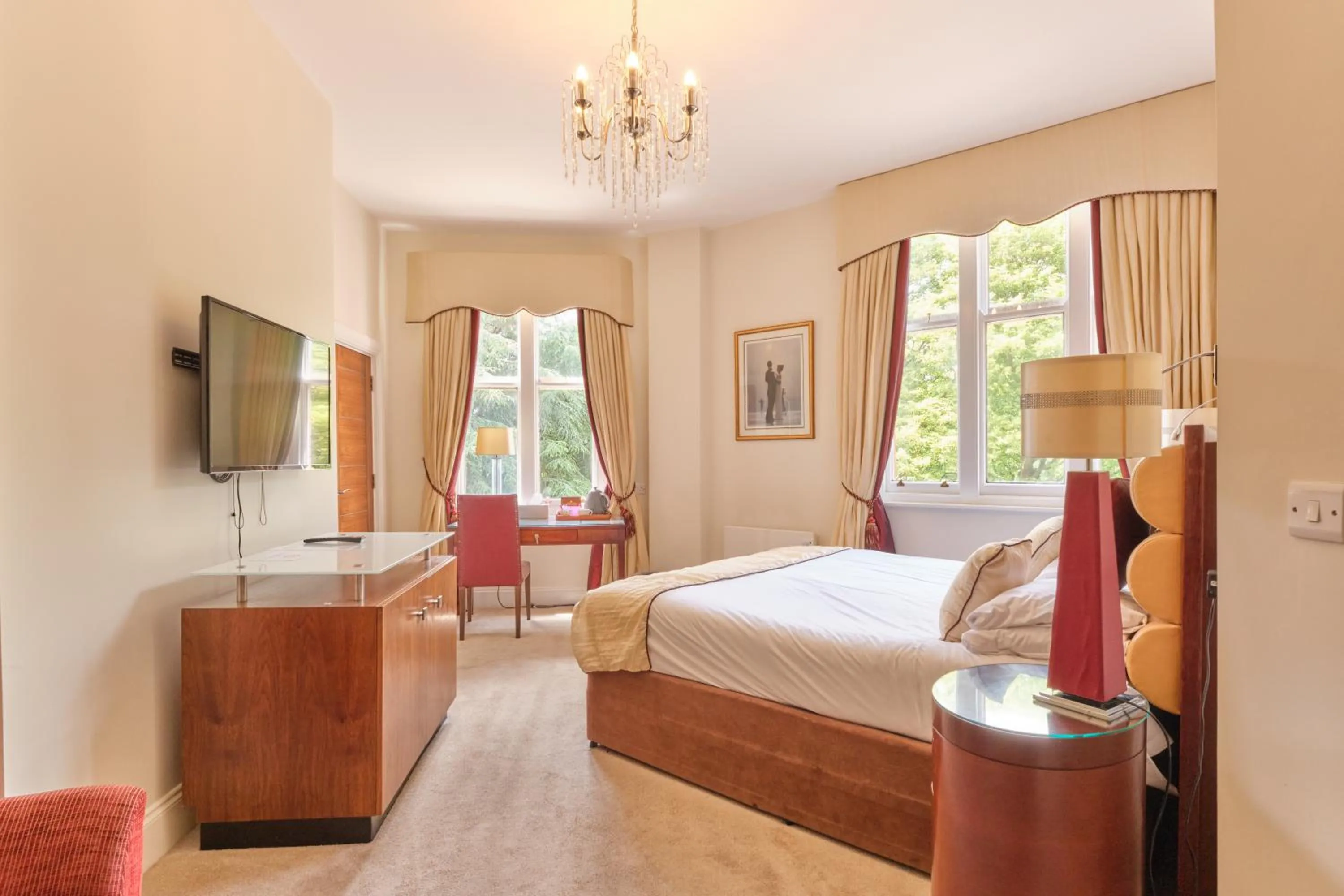 Photo of the whole room, Bed in Kings Park Hotel