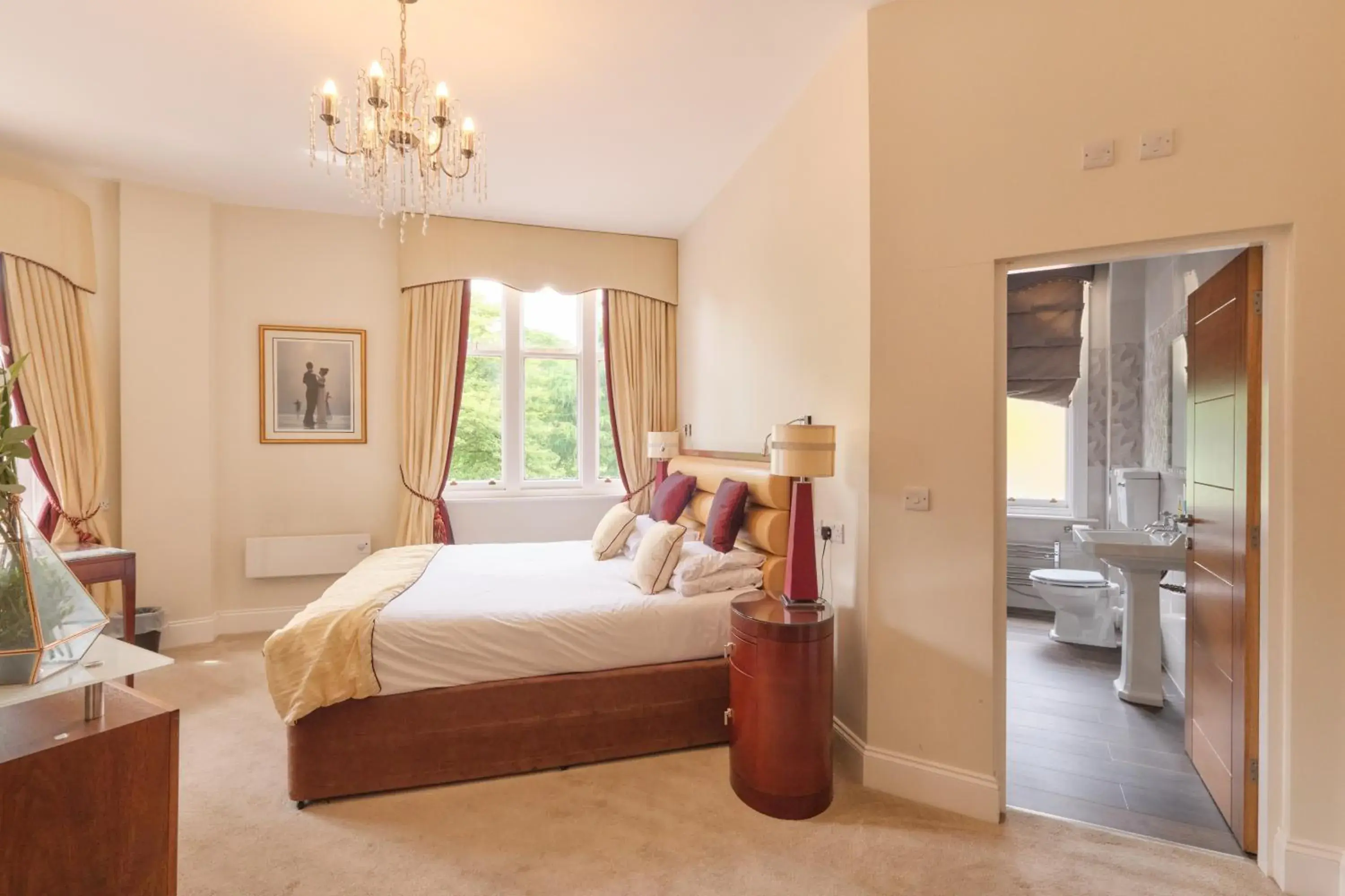 Photo of the whole room, Bed in Kings Park Hotel Photo of the whole room, Bed in Kings Park Hotel