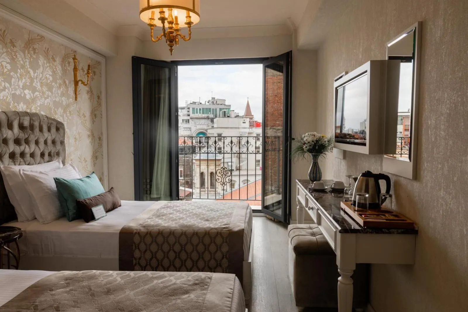 Bathroom, Bed in Hotel The Pera Hill