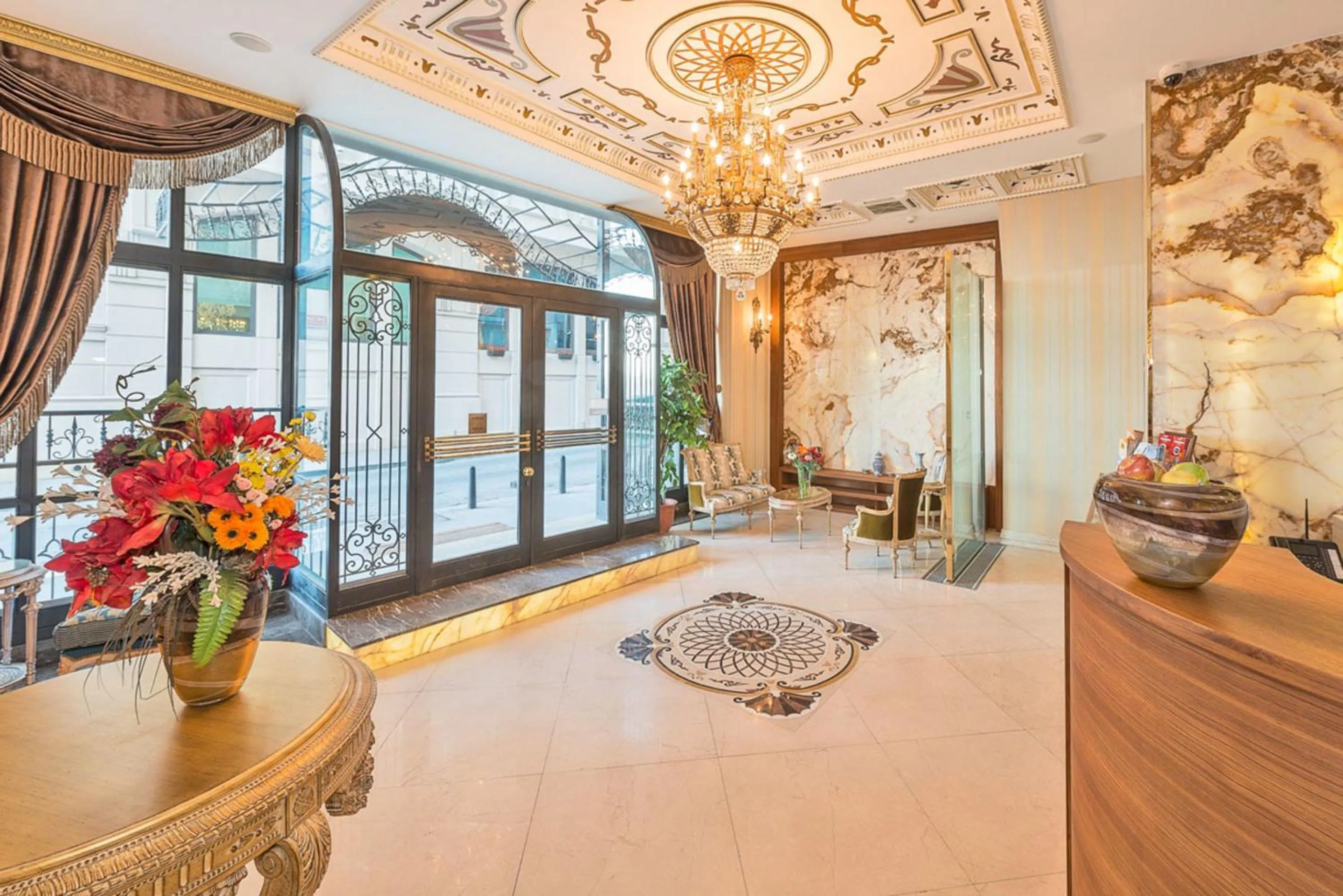 Communal lounge/ TV room in Hotel The Pera Hill