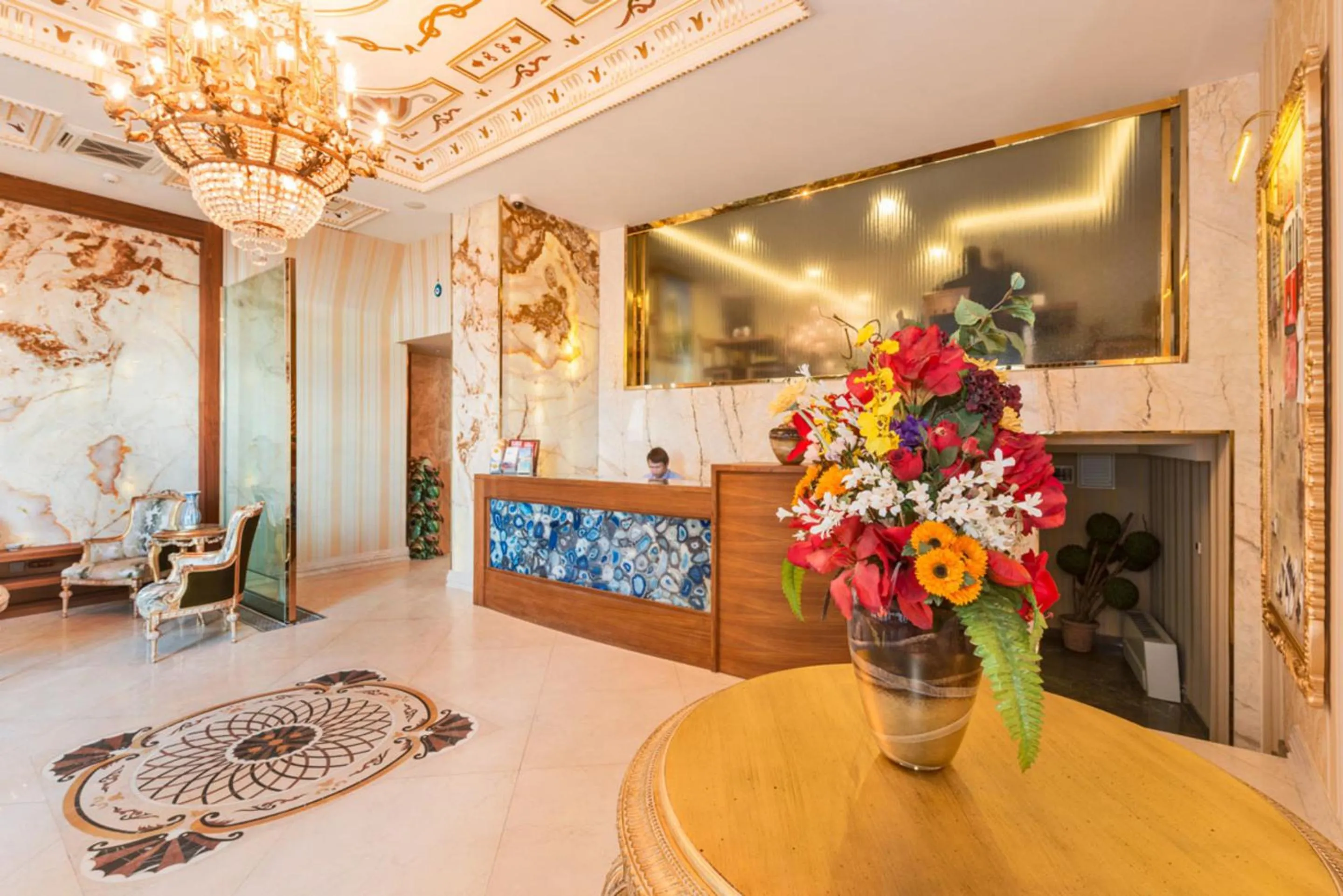 Communal lounge/ TV room in Hotel The Pera Hill