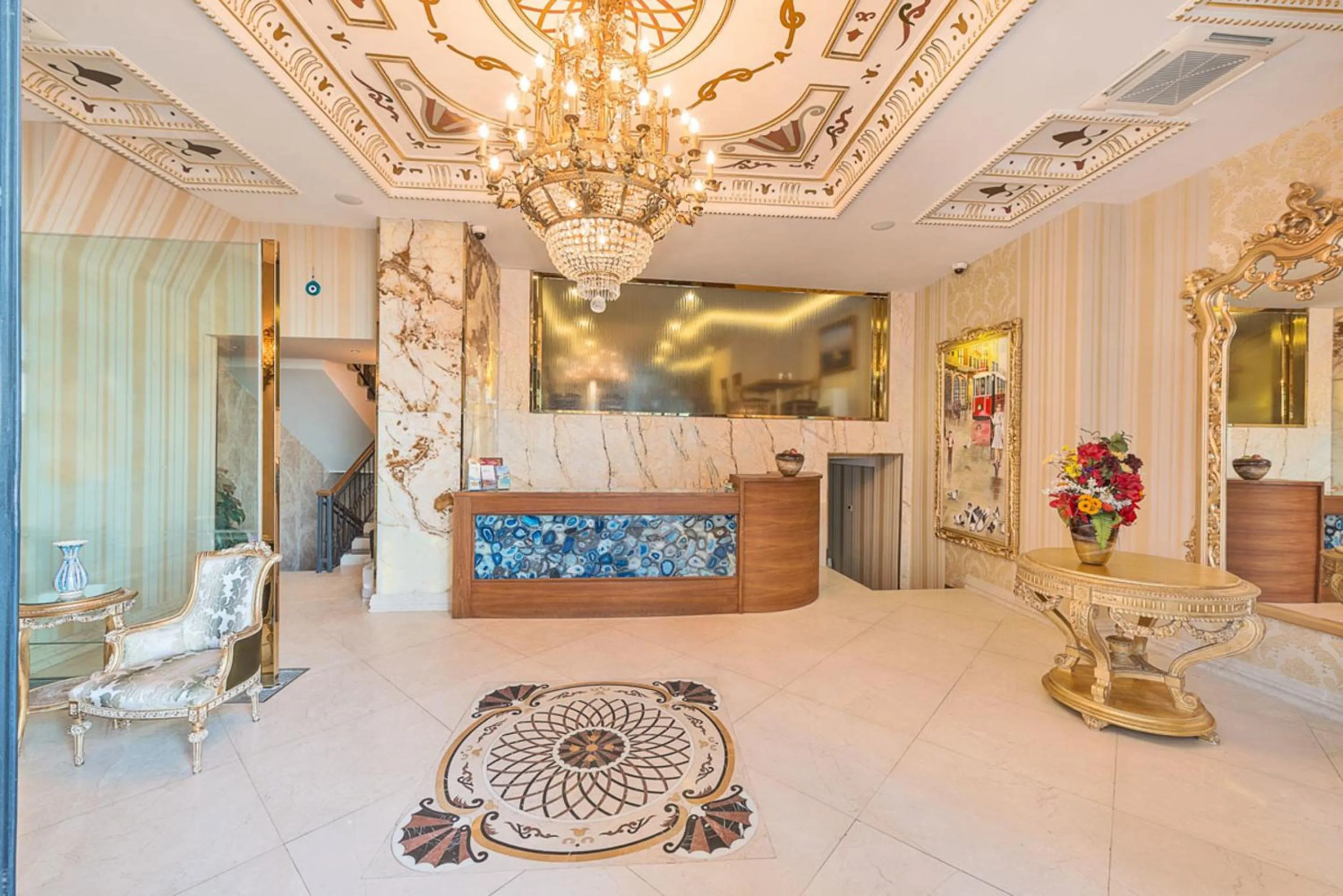 Communal lounge/ TV room in Hotel The Pera Hill