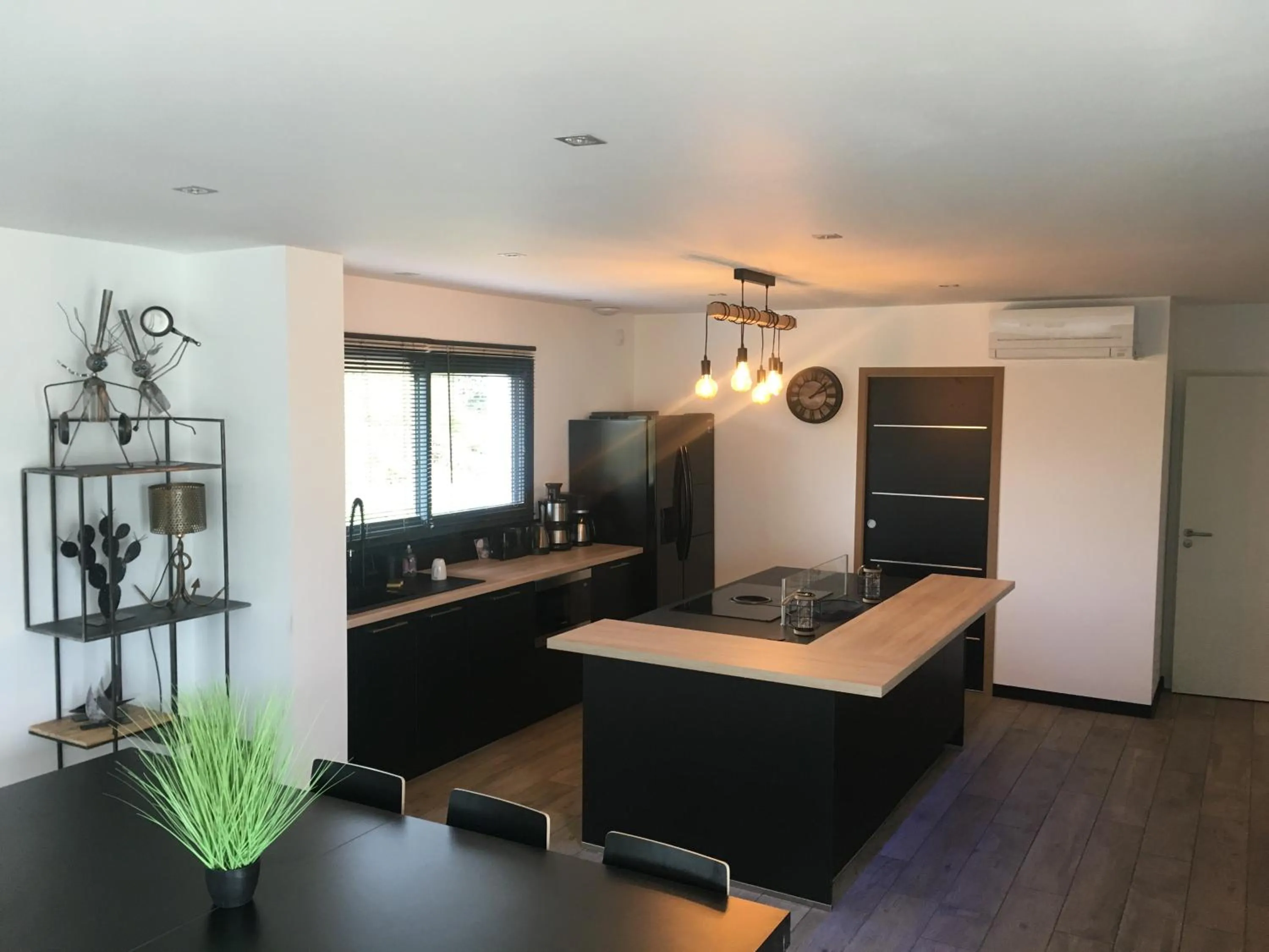 Kitchen or kitchenette in Villa Charles & Ashton