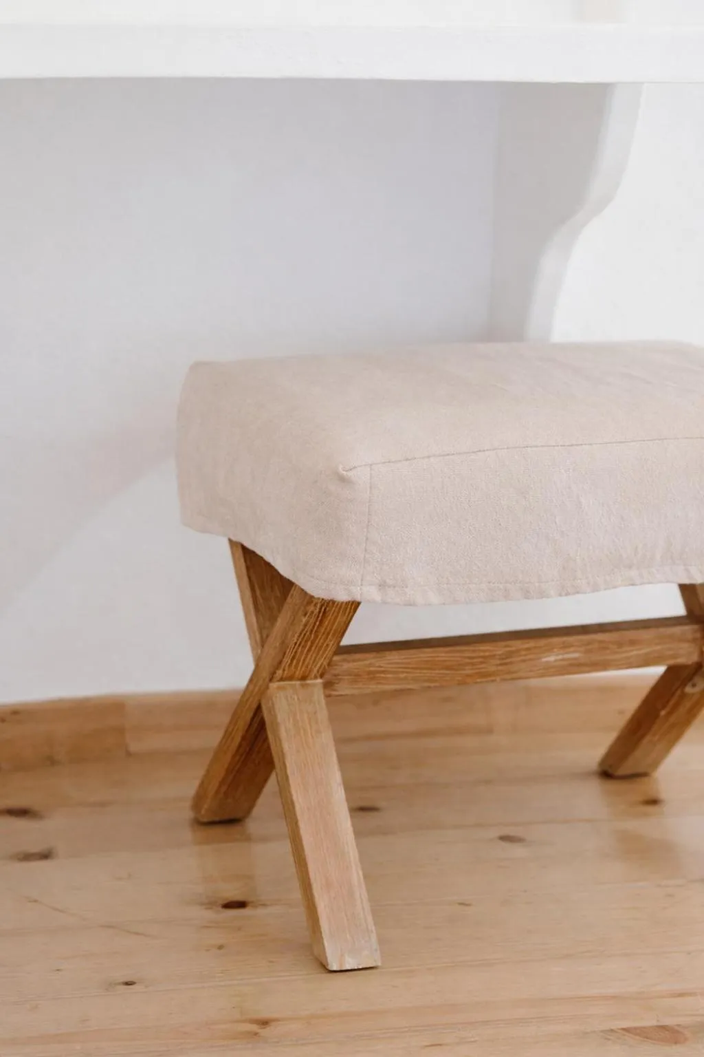 Text overlay in Ikastikies Suites