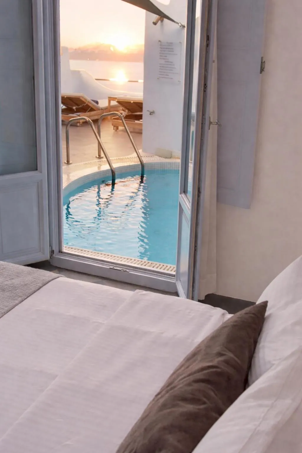 Bed in Ikastikies Suites