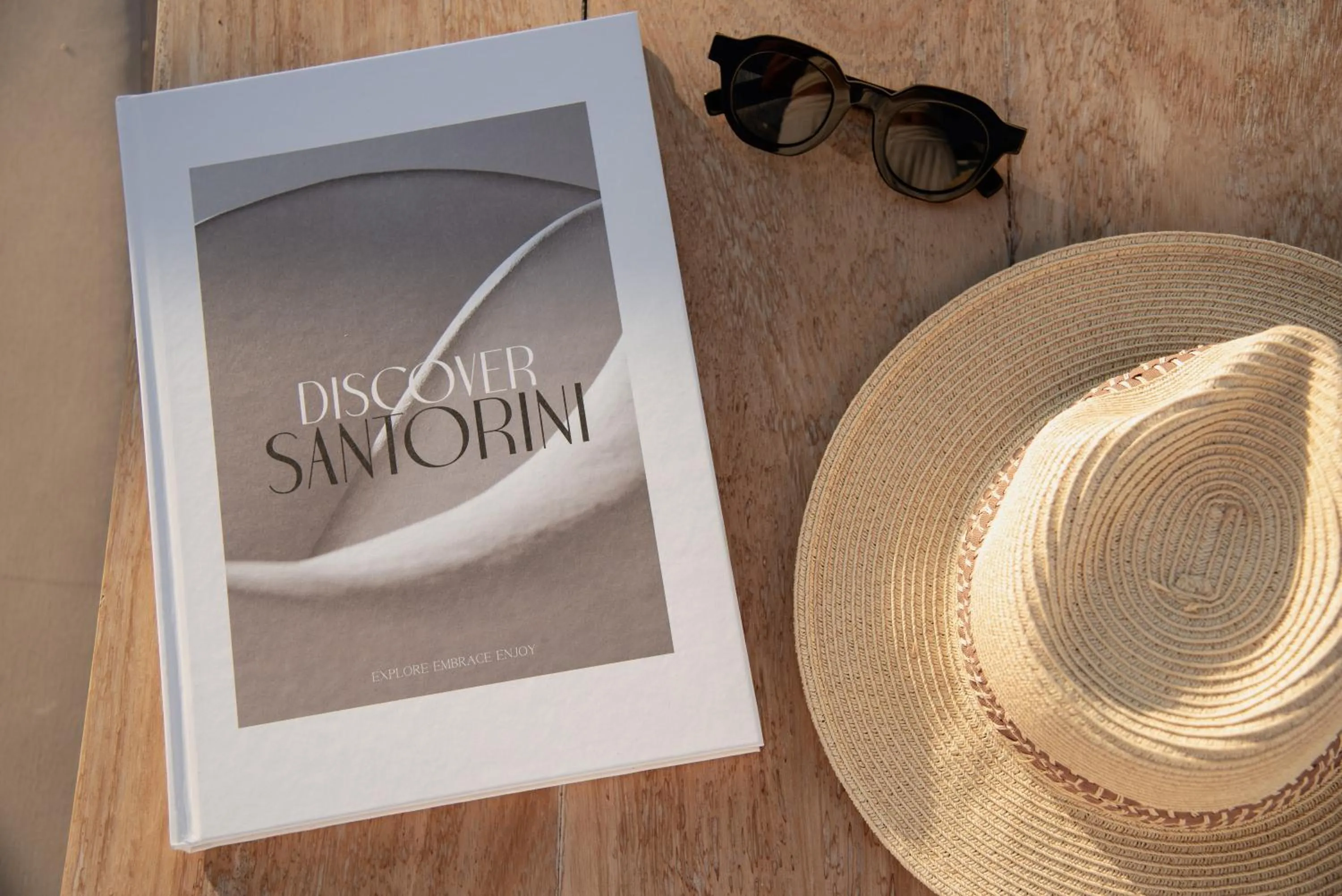 Text overlay in Ikastikies Suites