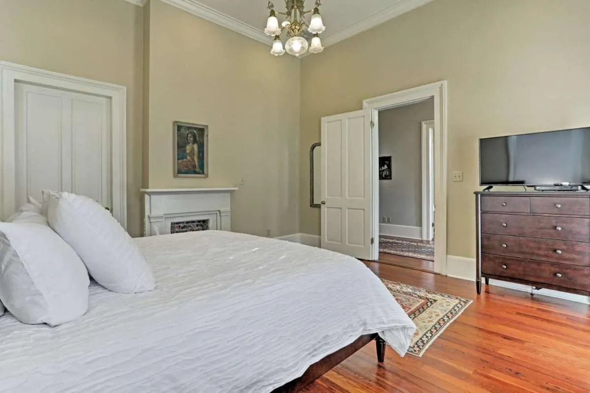 Bed in Fort Conde Inn - Mobile