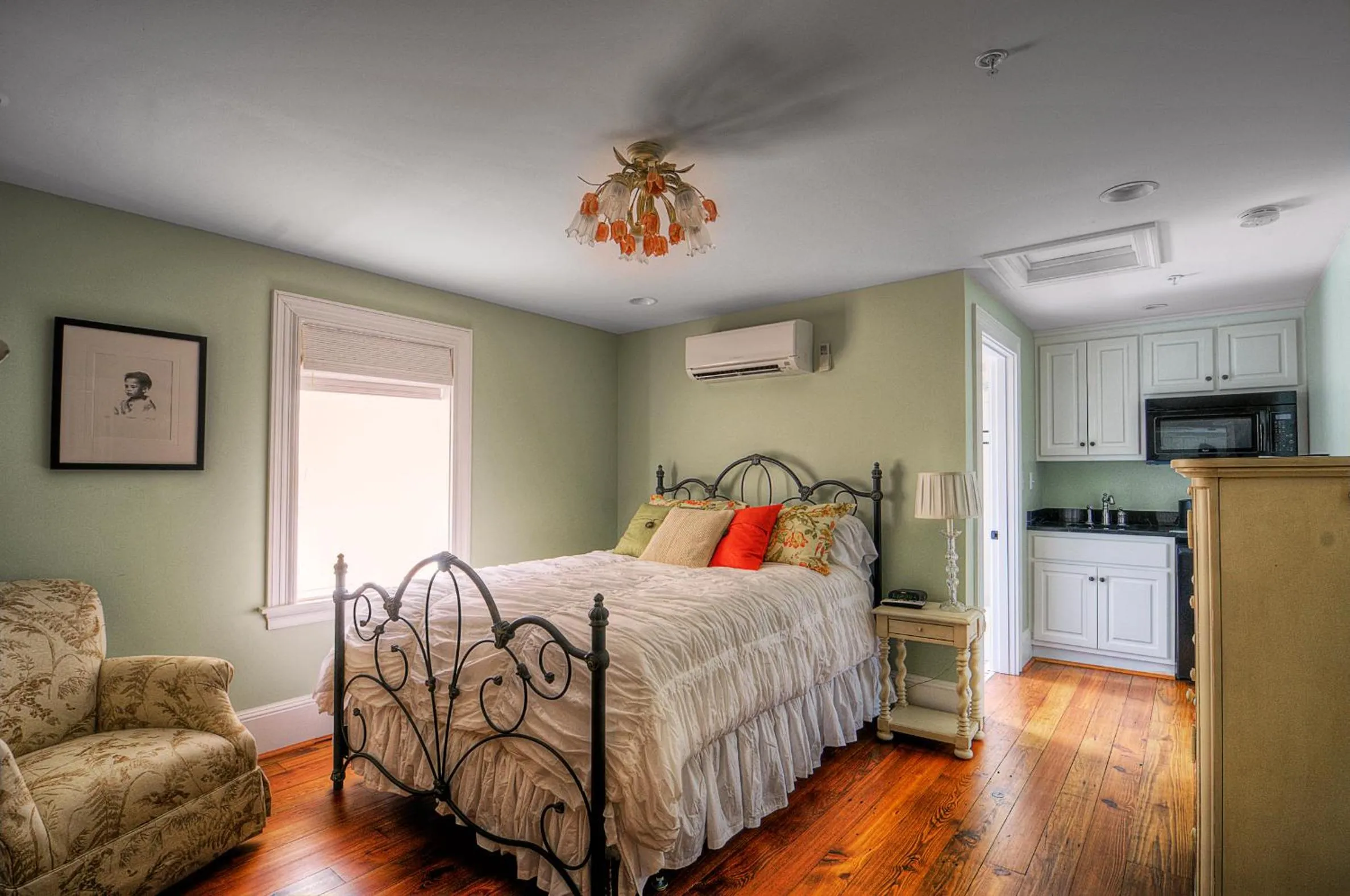 Photo of the whole room, Bed in Fort Conde Inn - Mobile