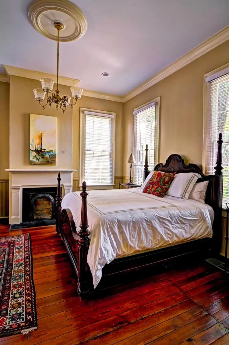 Bed in Fort Conde Inn - Mobile