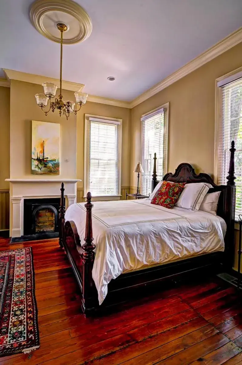 Deluxe King Suite in Fort Conde Inn - Mobile Deluxe King Suite in Fort Conde Inn - Mobile