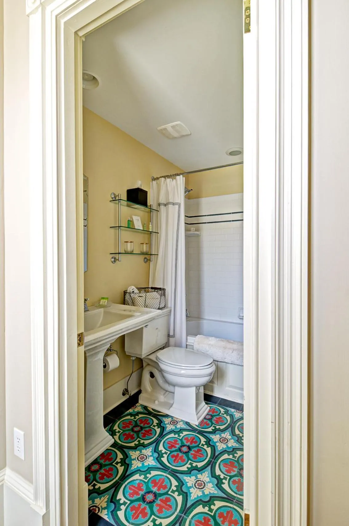 Bathroom in Fort Conde Inn - Mobile