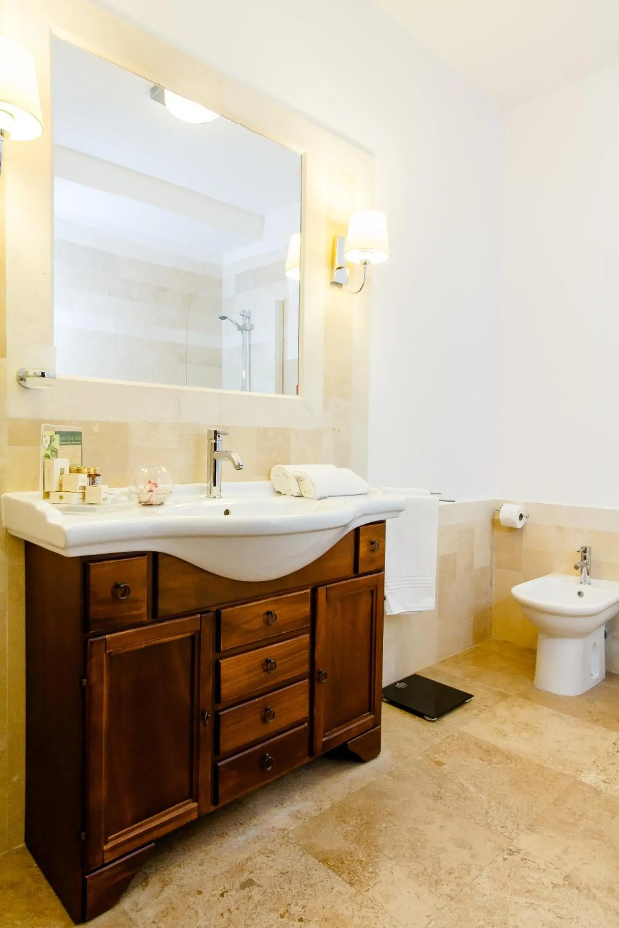 Bathroom in International Bucharest City Centre Hotel Bathroom in International Bucharest City Centre Hotel