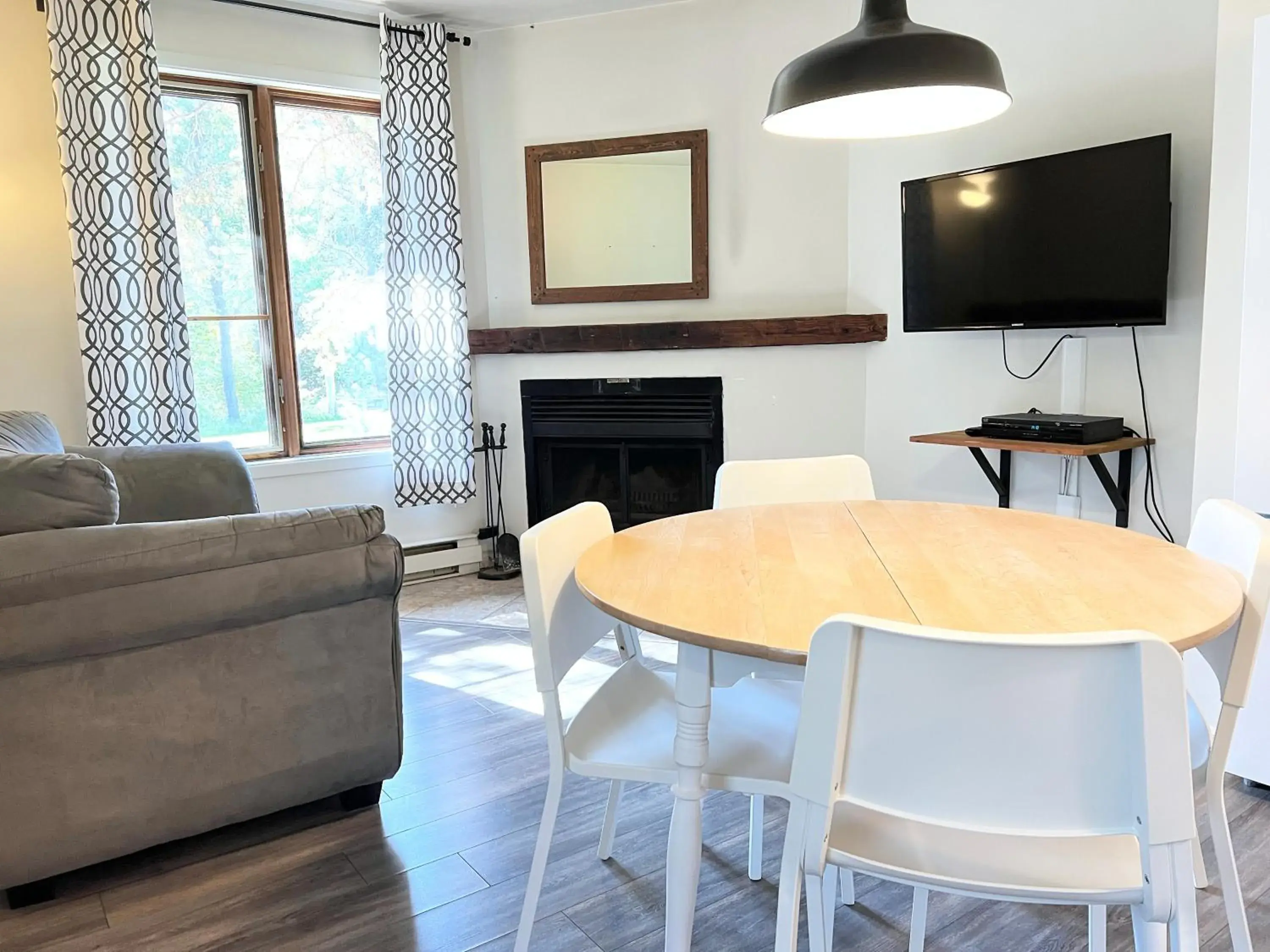 Two-Bedroom Chalet in Chalets Montmorency Mont-Sainte-Anne Two-Bedroom Chalet in Chalets Montmorency Mont-Sainte-Anne