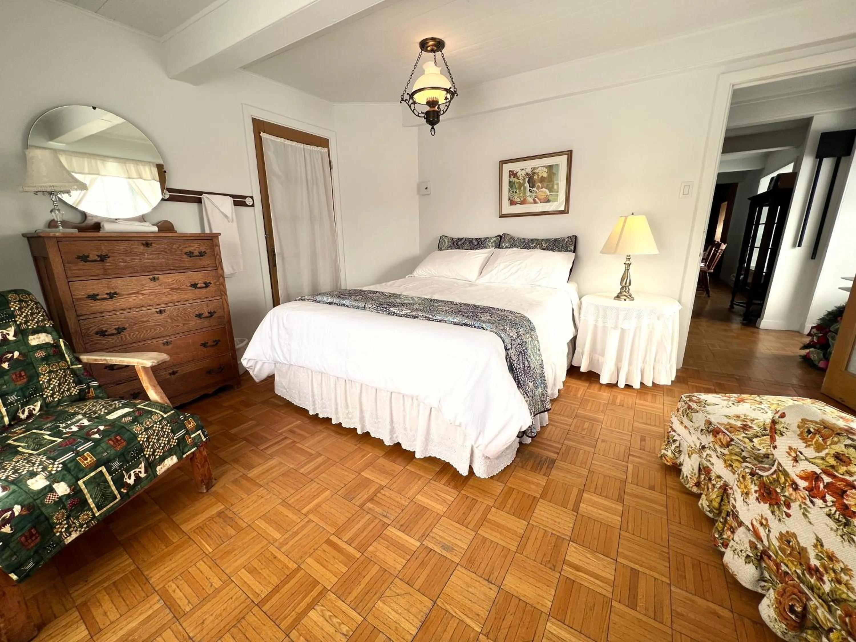 Photo of the whole room, Bed in Chalets Montmorency Mont-Sainte-Anne
