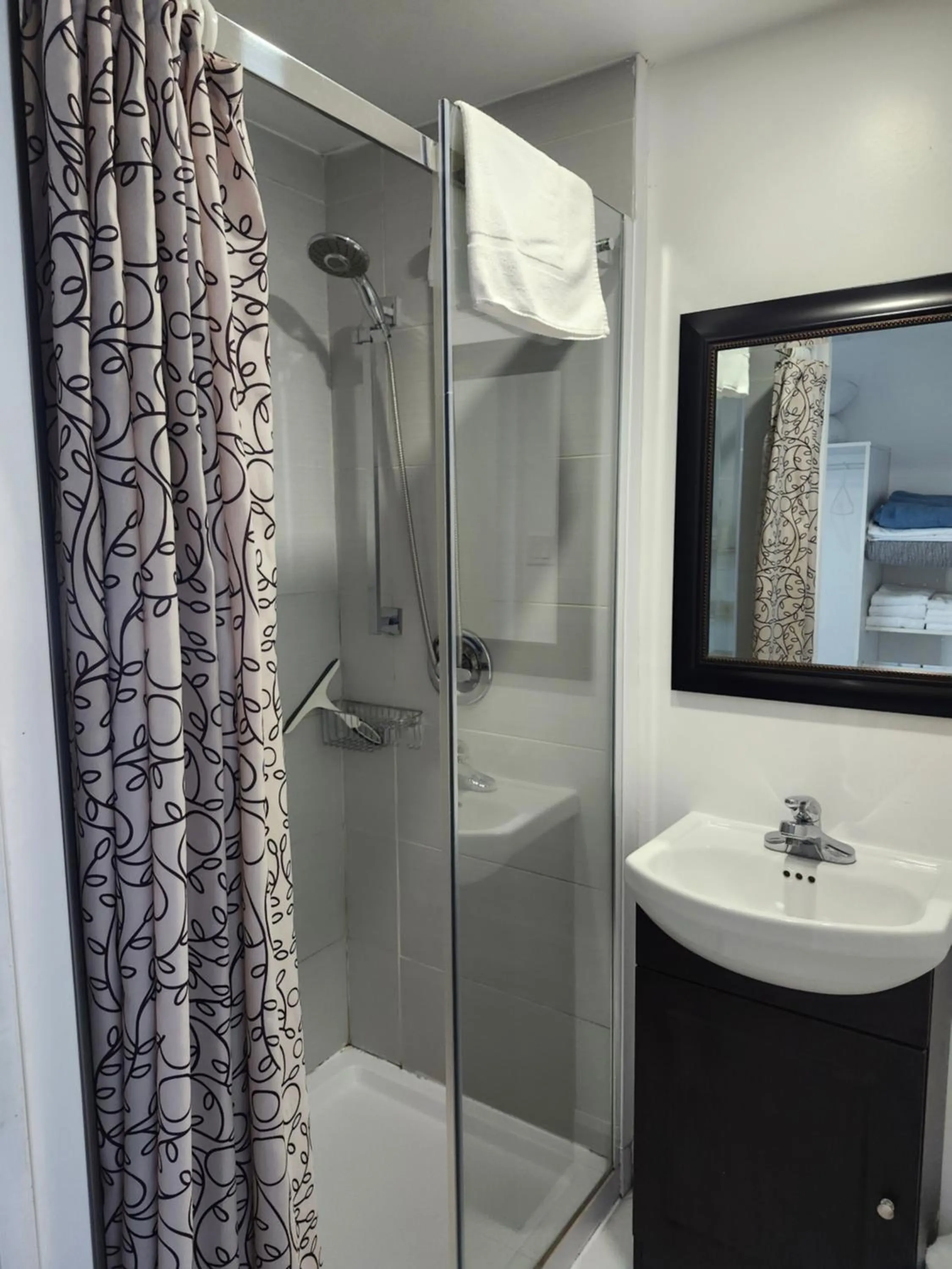 Shower in Motel Rimouski