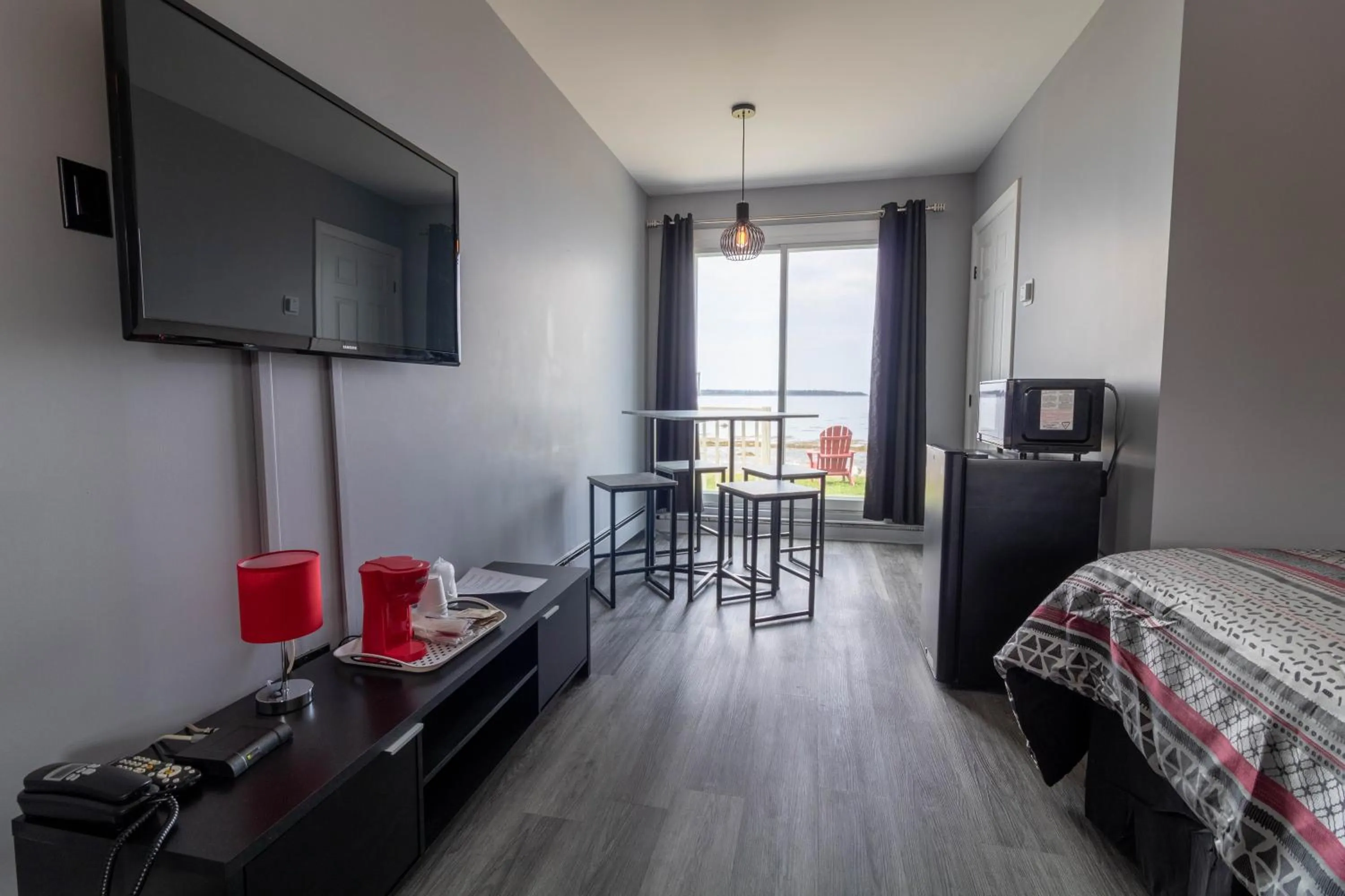 TV and multimedia, Bed in Motel Rimouski