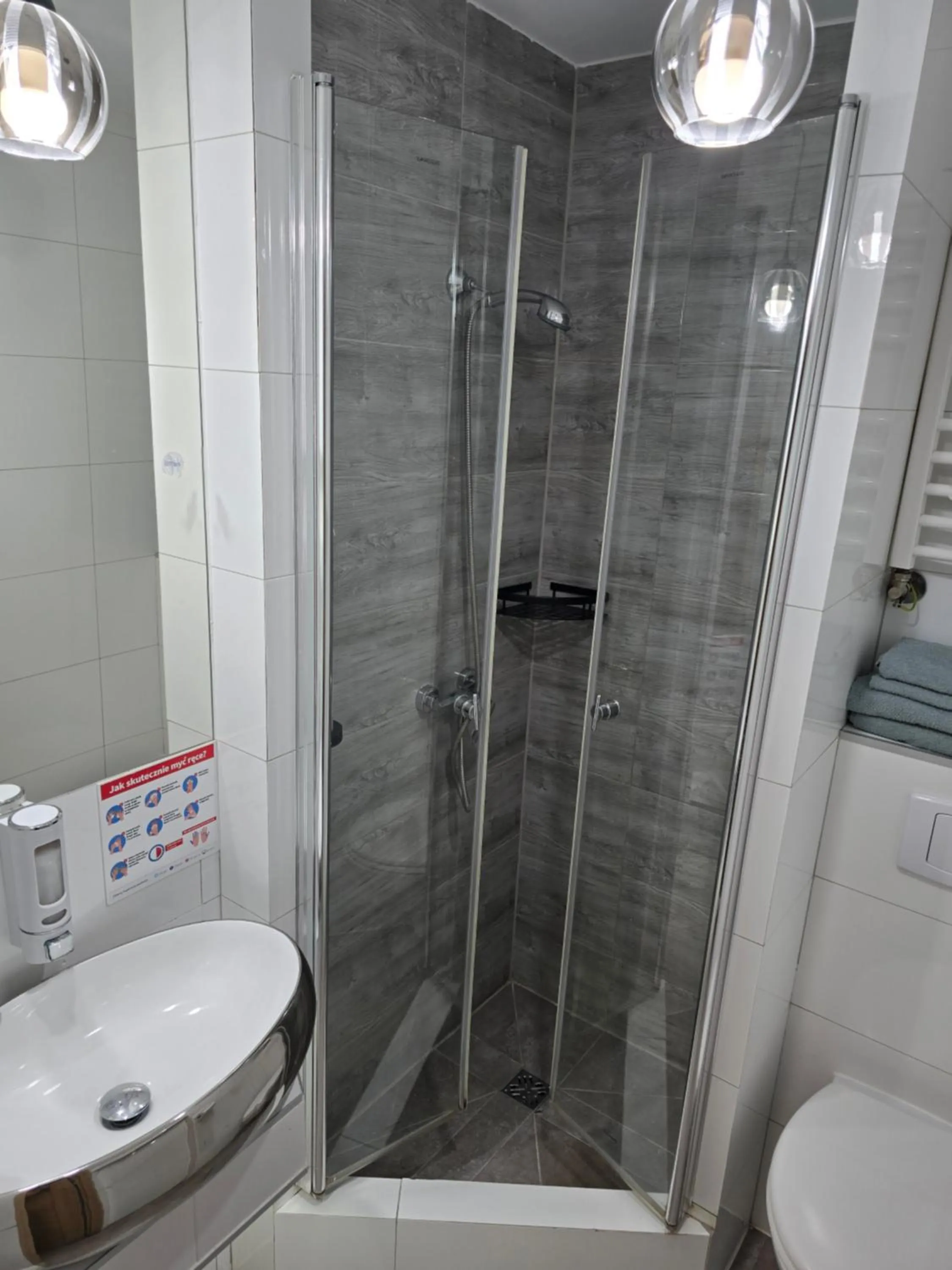 Shower in Eldom-NOCLEGI, Kolejowa 15 Wągrowiec