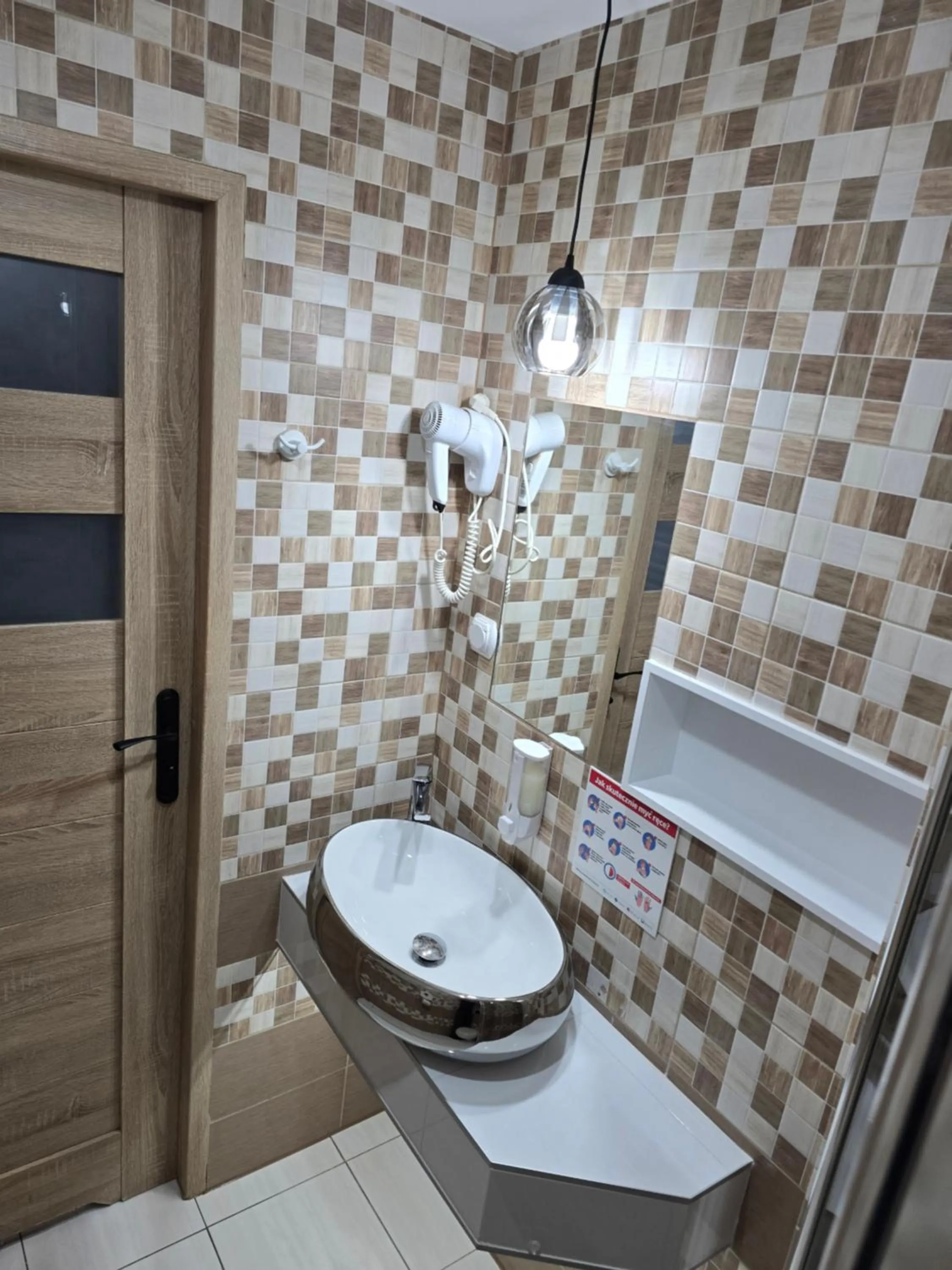 Shower in Eldom-NOCLEGI, Kolejowa 15 Wągrowiec