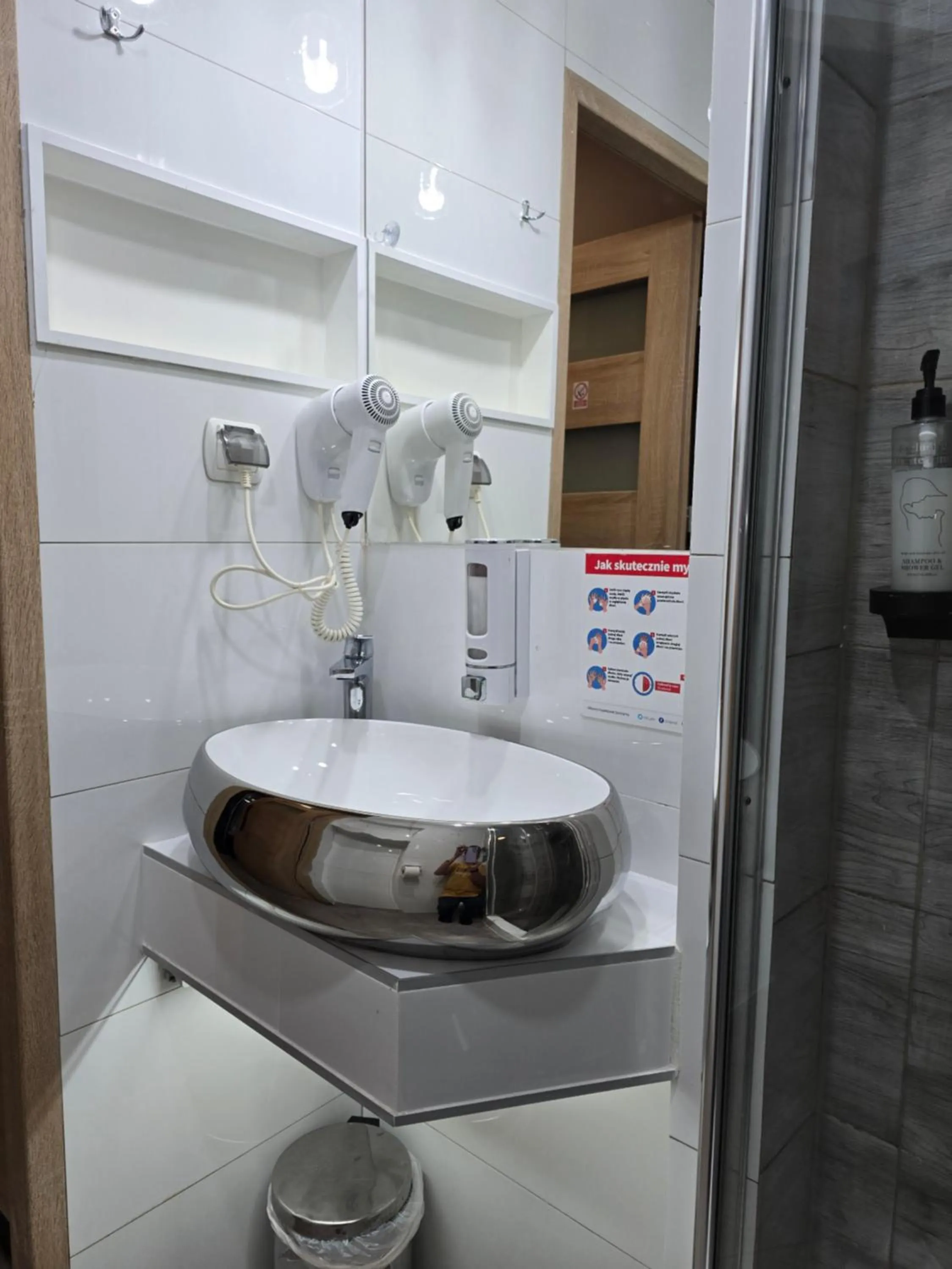 Shower in Eldom-NOCLEGI, Kolejowa 15 Wągrowiec