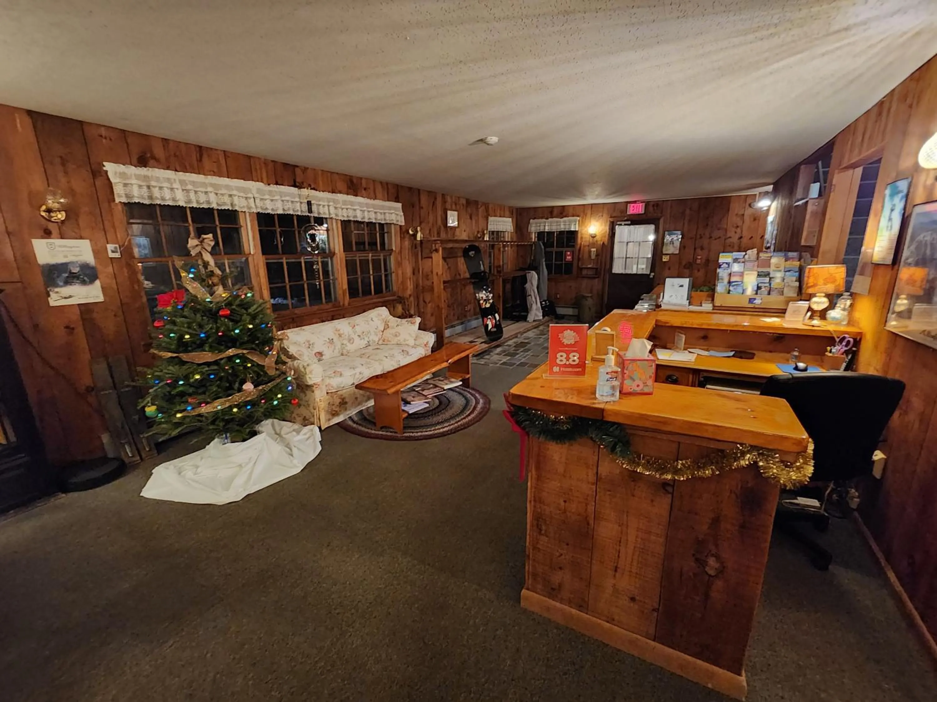 Lobby or reception in Turn of River Lodge