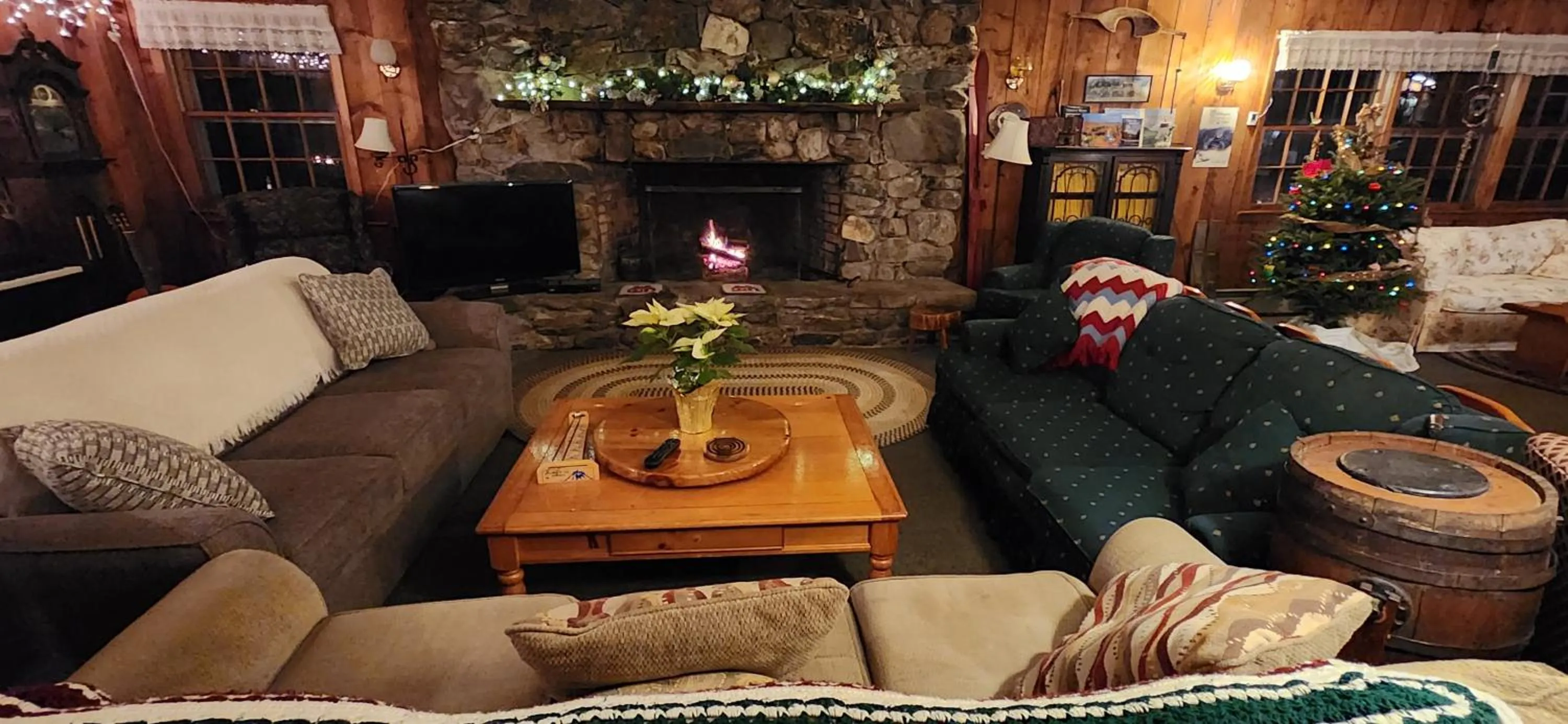 Living room in Turn of River Lodge