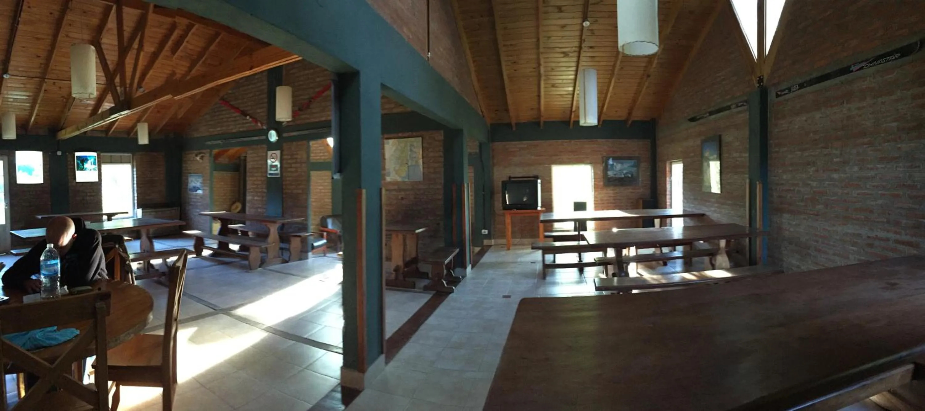 Communal lounge/ TV room in Hostel Los Pioneros