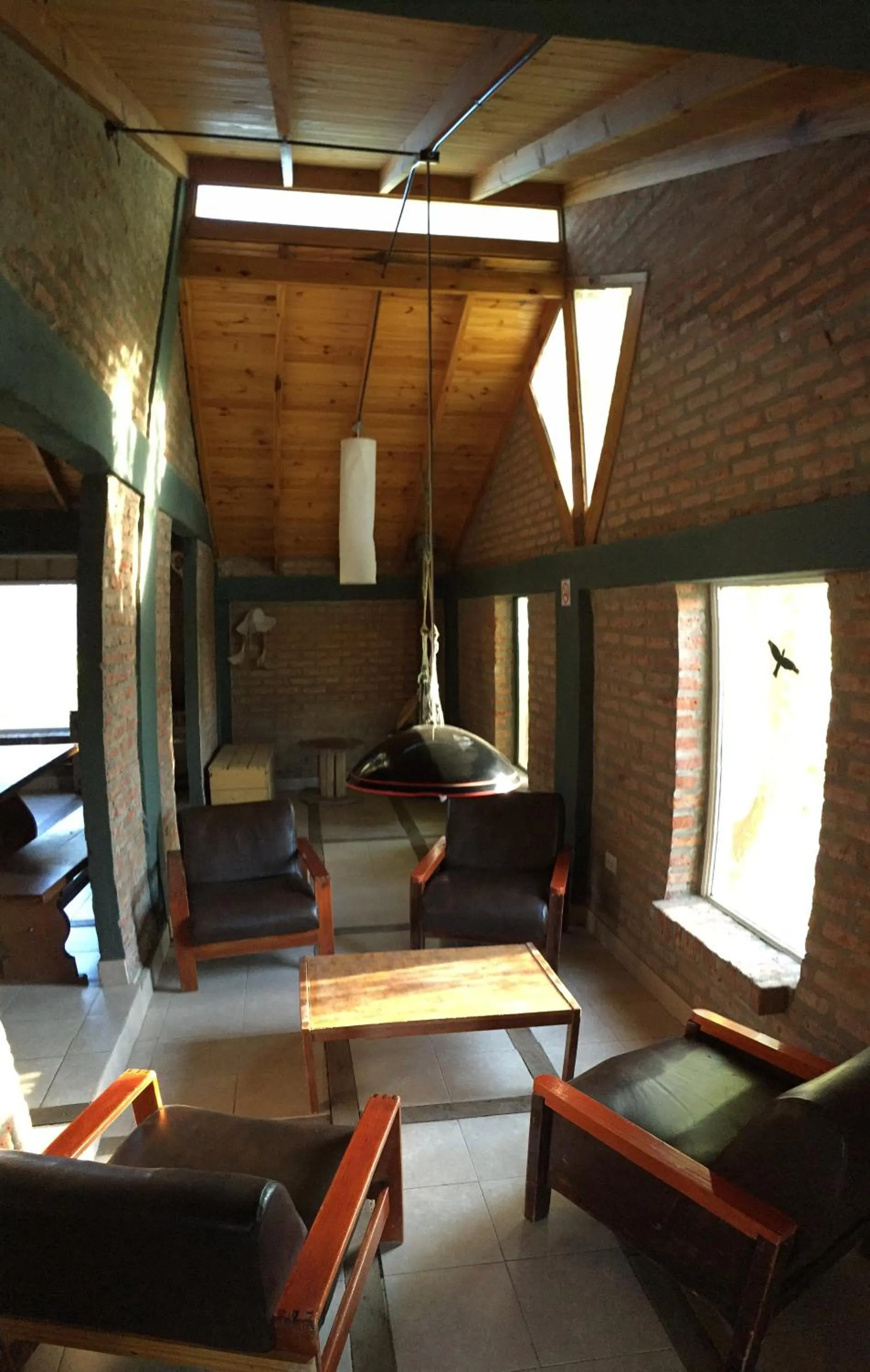 Communal lounge/ TV room in Hostel Los Pioneros