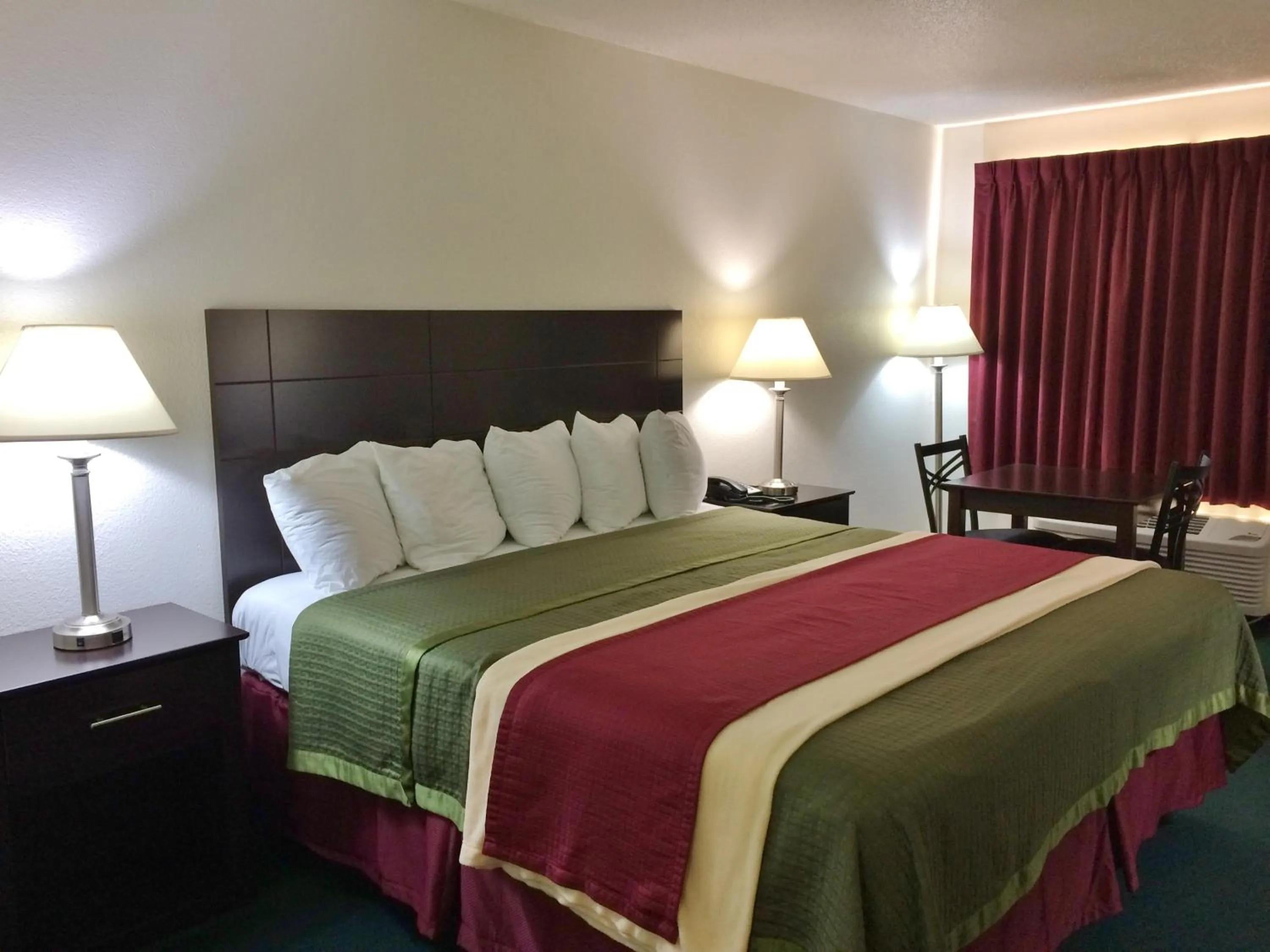 Bed in Travel Inn & Suites