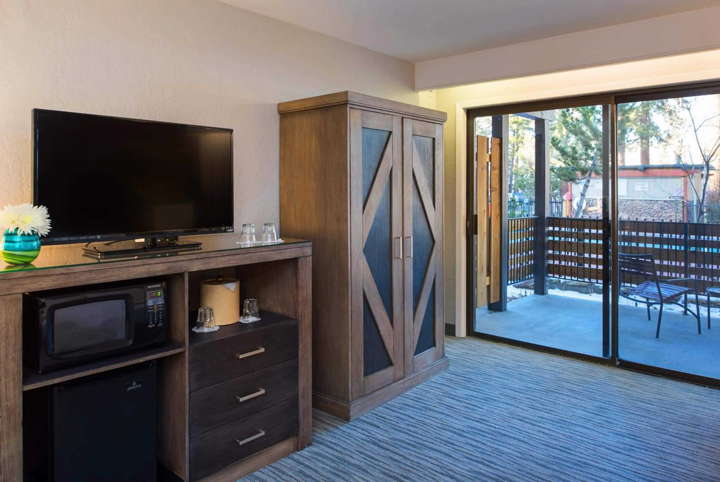 Communal lounge/ TV room in Hotel Azure