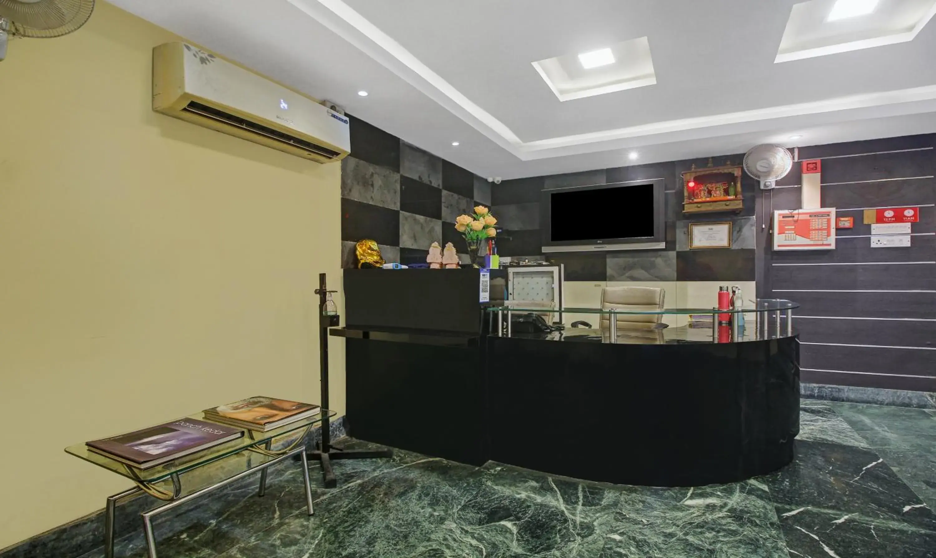 Lobby or reception in Treebo Naman'S Inn Near Kalighat Mandir Lobby or reception in Treebo Naman'S Inn Near Kalighat Mandir