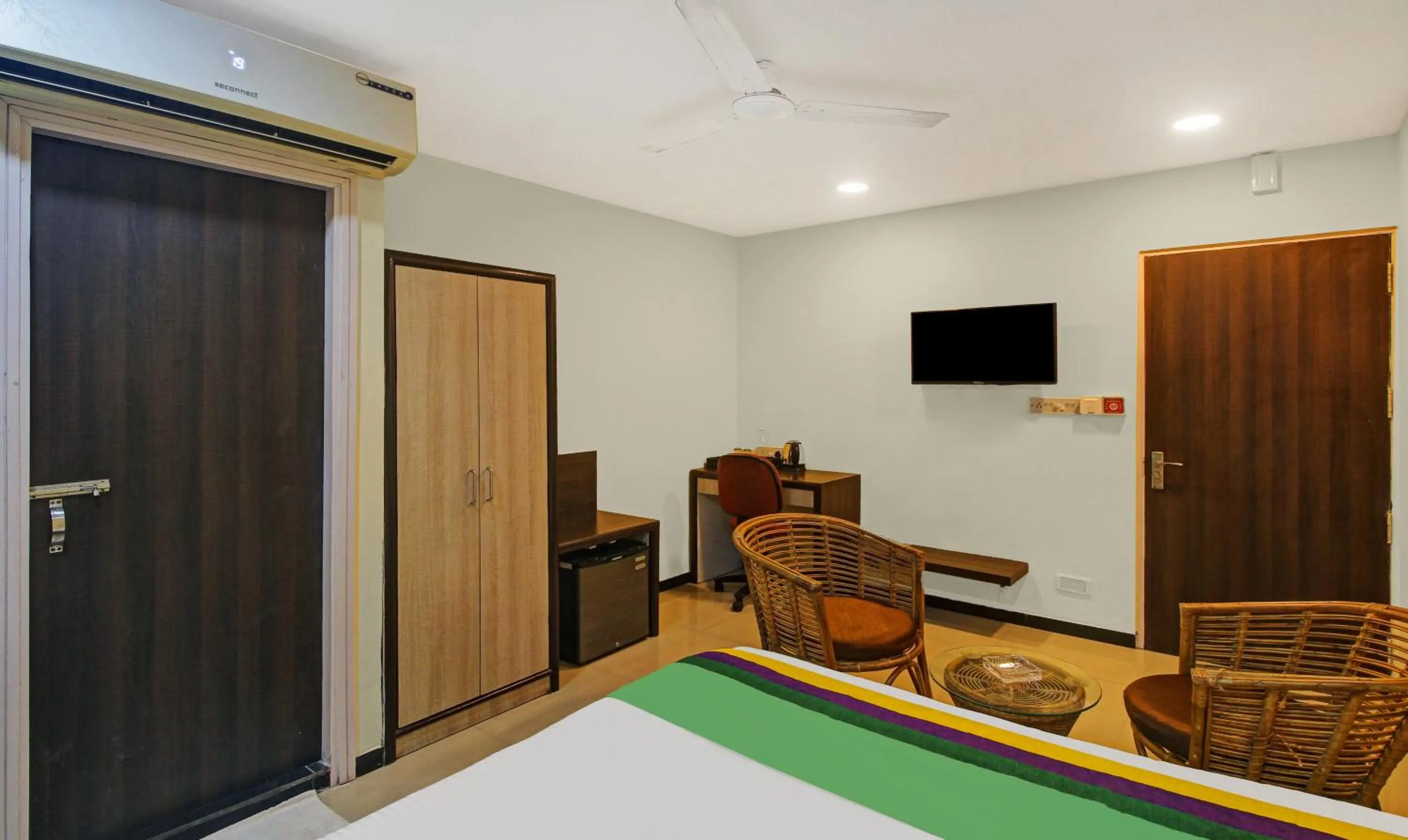 TV and multimedia in Treebo Naman'S Inn Near Kalighat Mandir