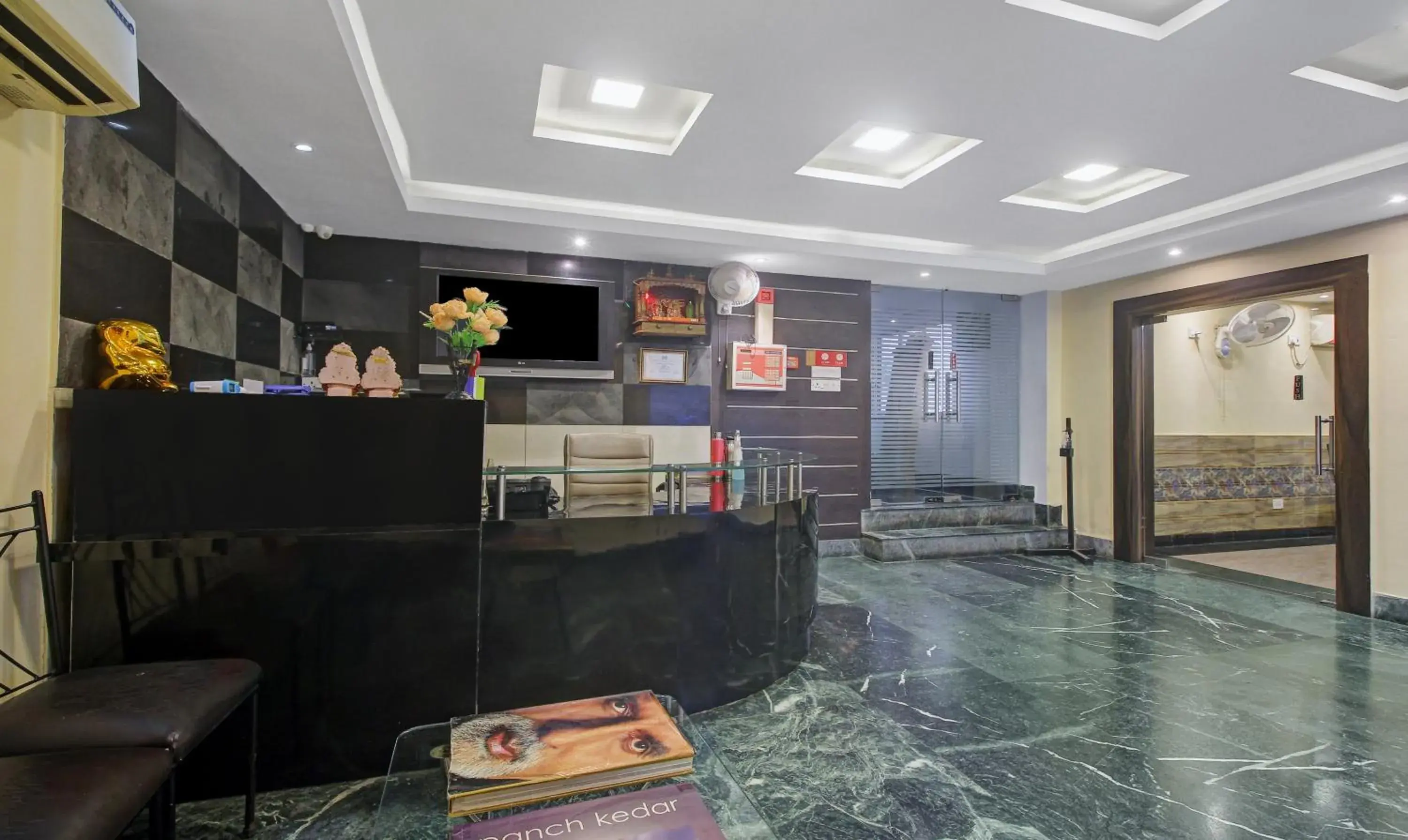 Lobby or reception in Treebo Naman'S Inn Near Kalighat Mandir Lobby or reception in Treebo Naman'S Inn Near Kalighat Mandir