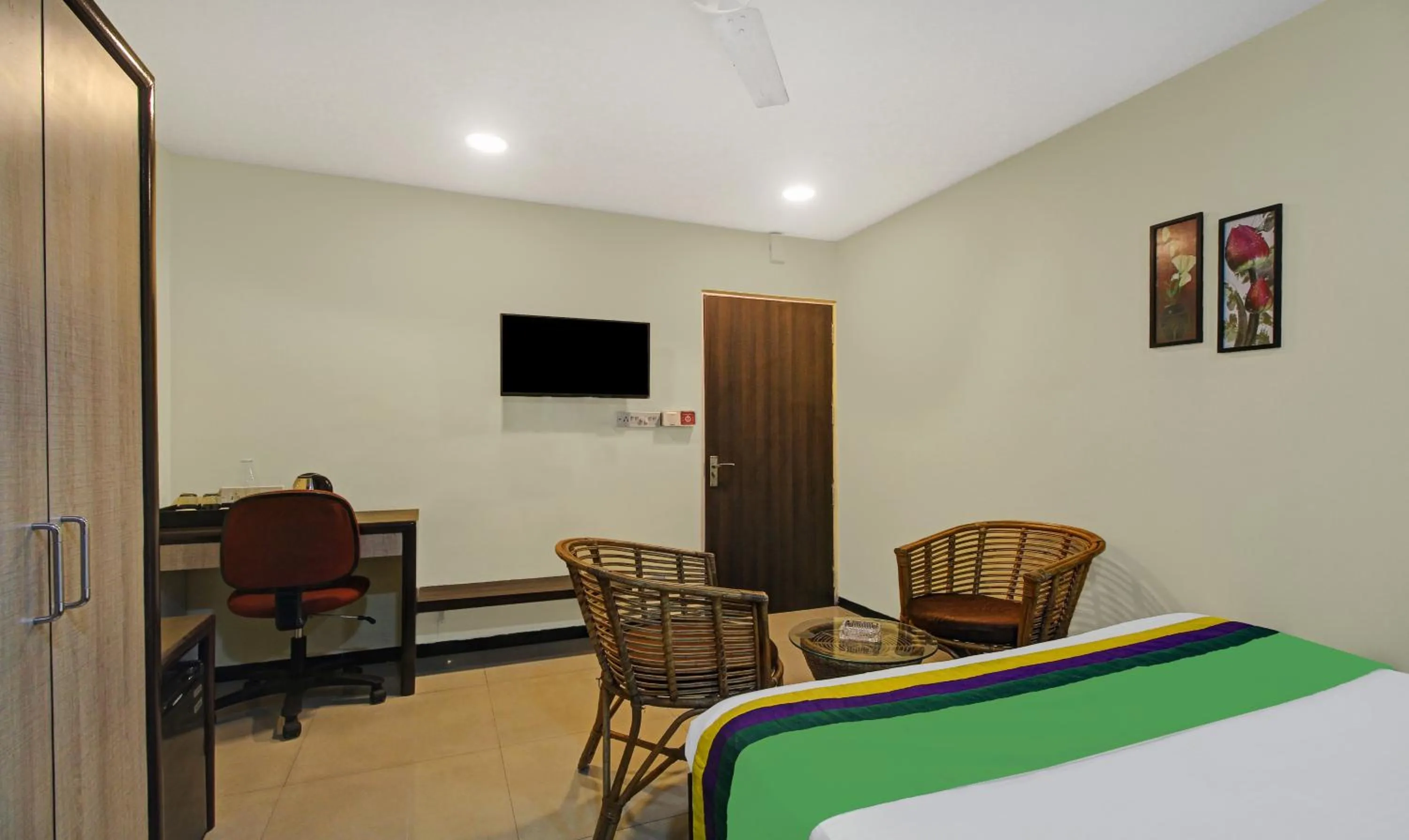 TV and multimedia in Treebo Naman'S Inn Near Kalighat Mandir