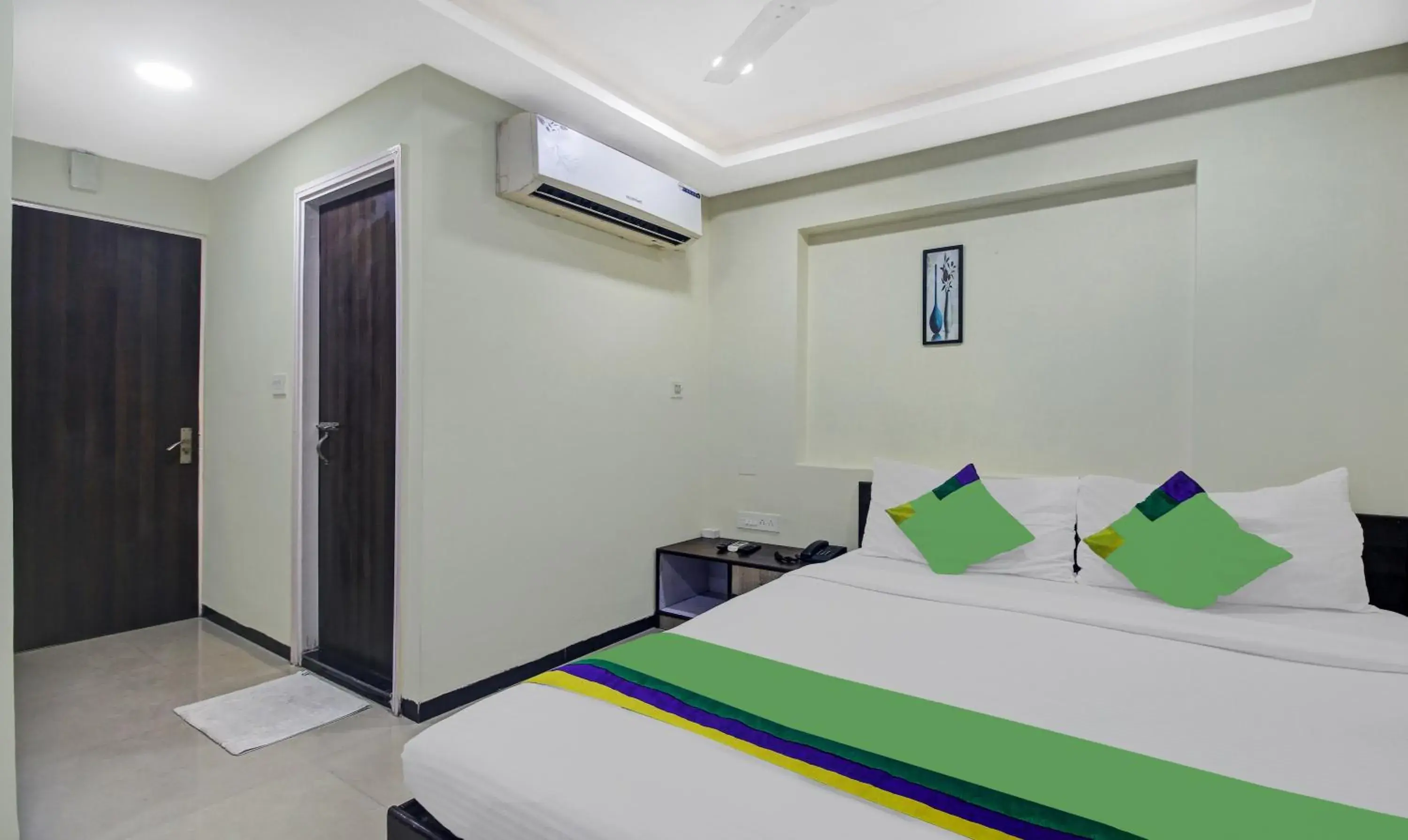 Bedroom, Bed in Treebo Naman'S Inn Near Kalighat Mandir Bedroom, Bed in Treebo Naman'S Inn Near Kalighat Mandir