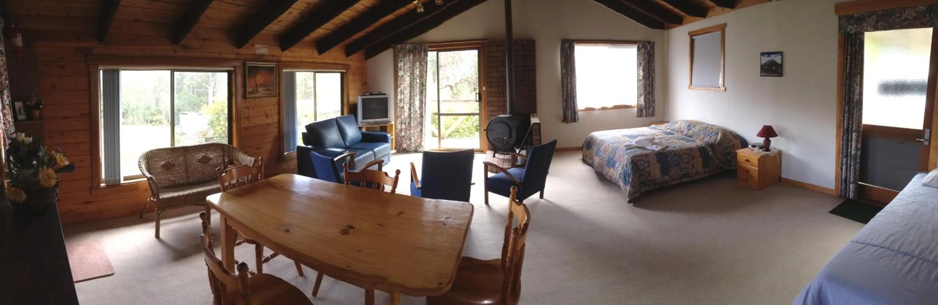 Living room, Bed in Silver Ridge Retreat