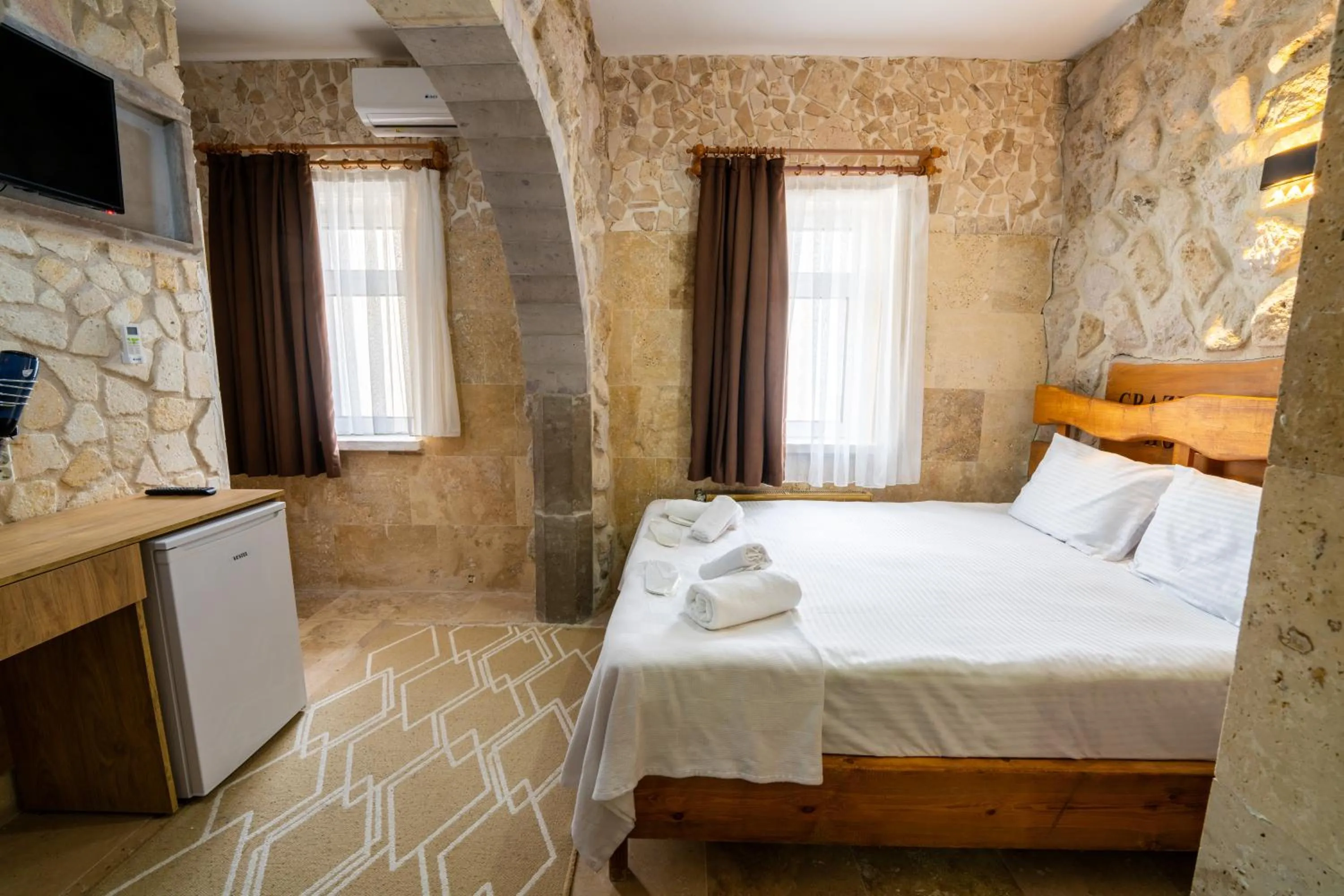 Shower, Bed in hotels crazy horse