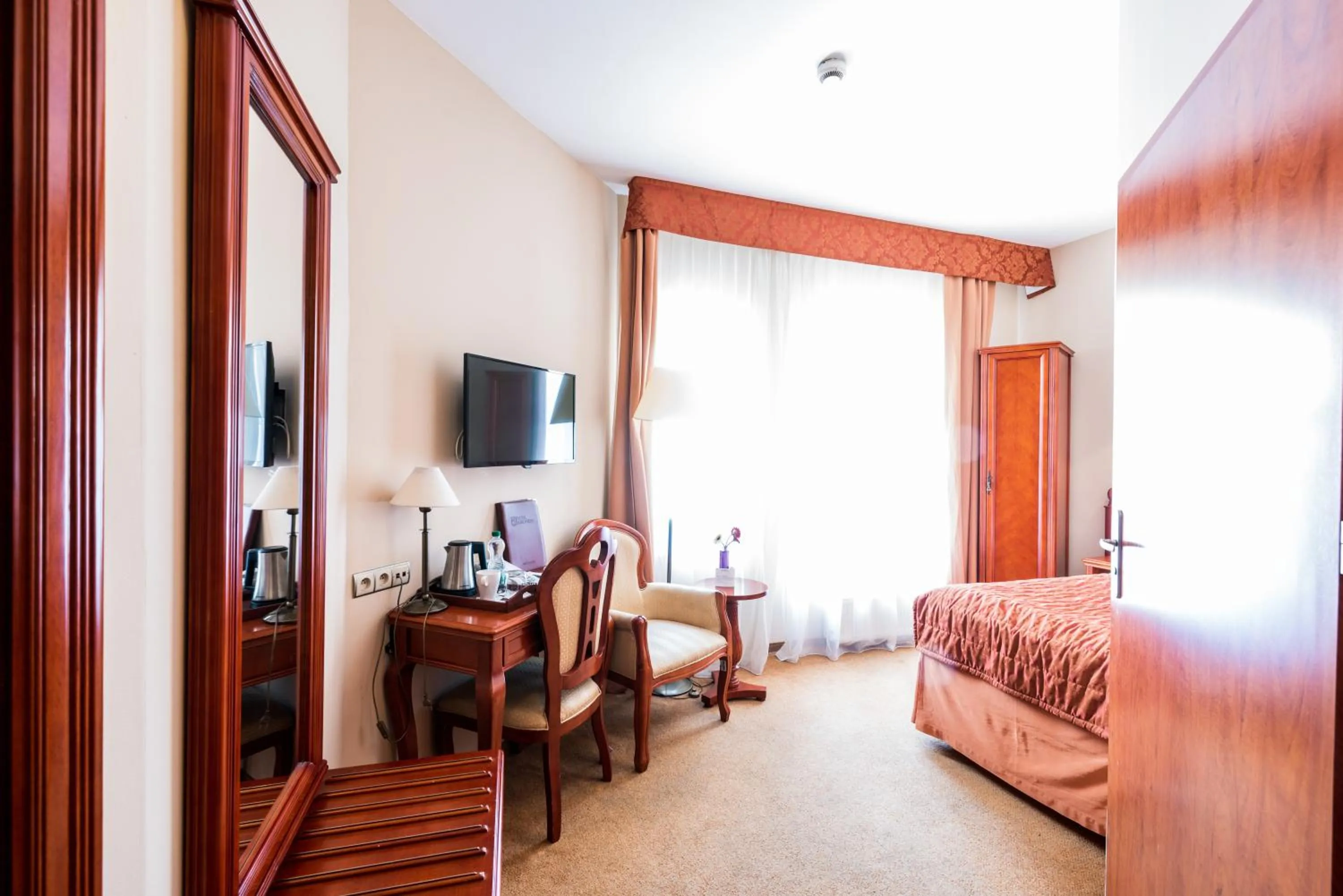 Coffee/tea facilities, Bed in Hotel Europejski Wrocław Centrum