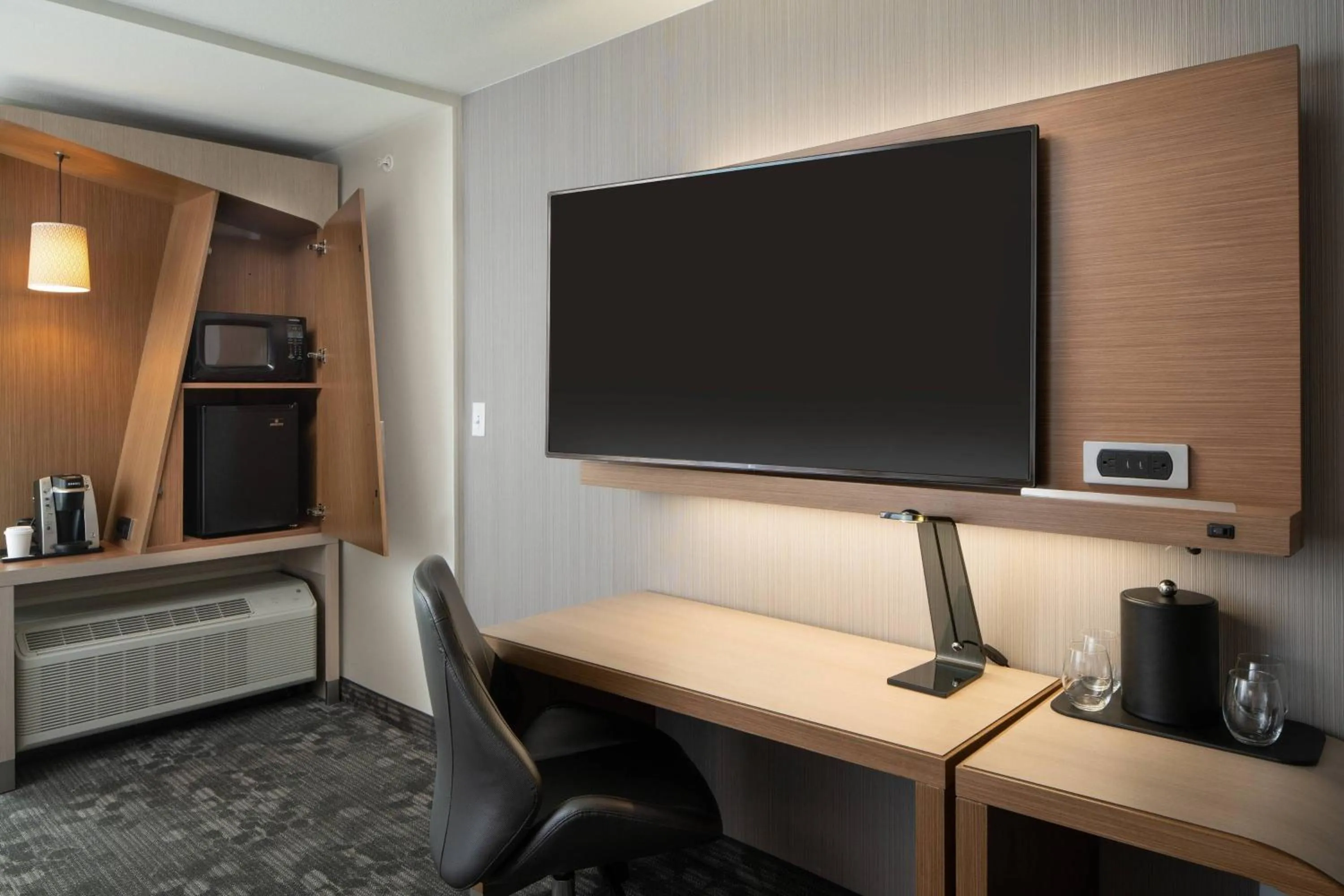 Photo of the whole room in Courtyard by Marriott Lafayette South