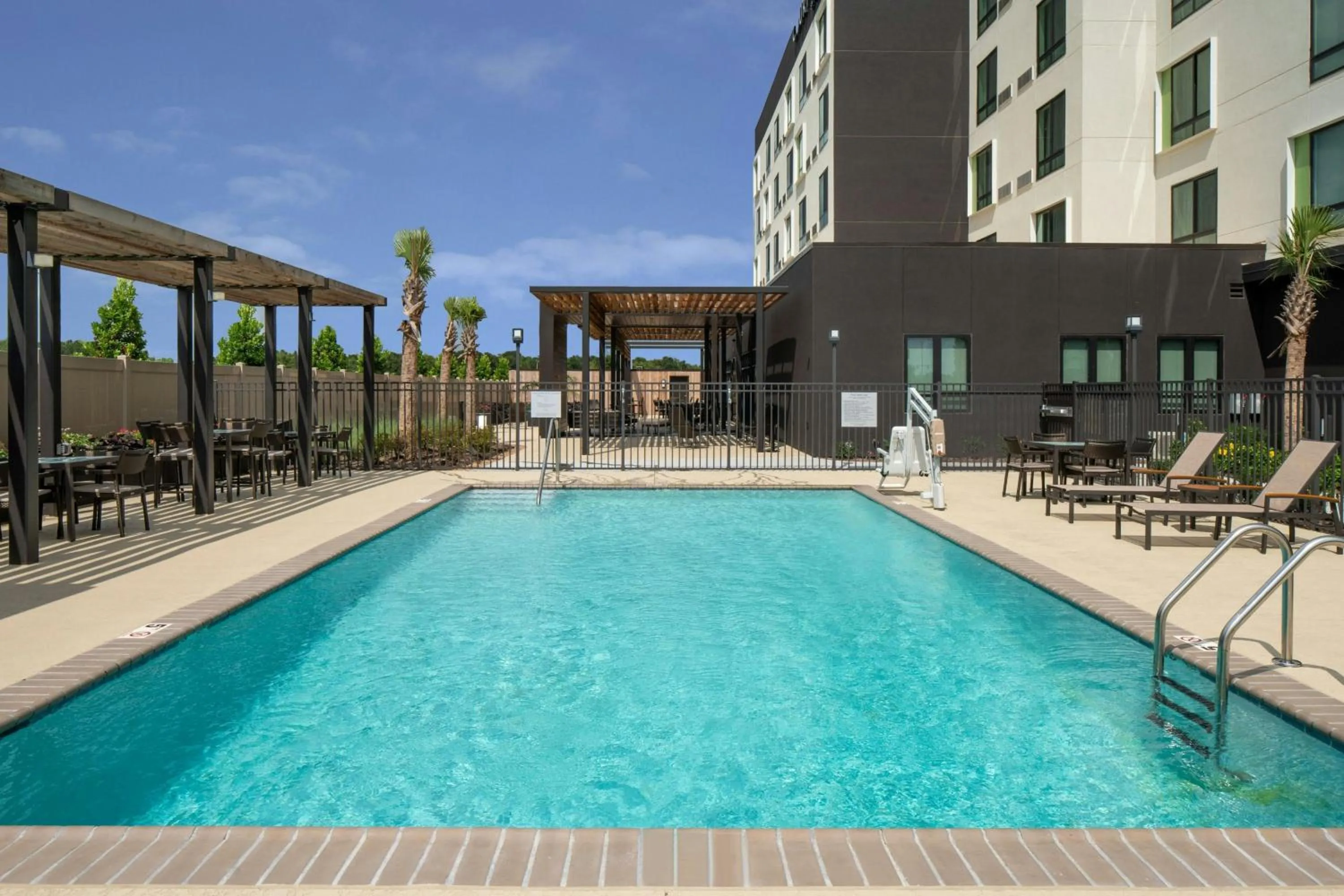 Swimming pool in Courtyard by Marriott Lafayette South