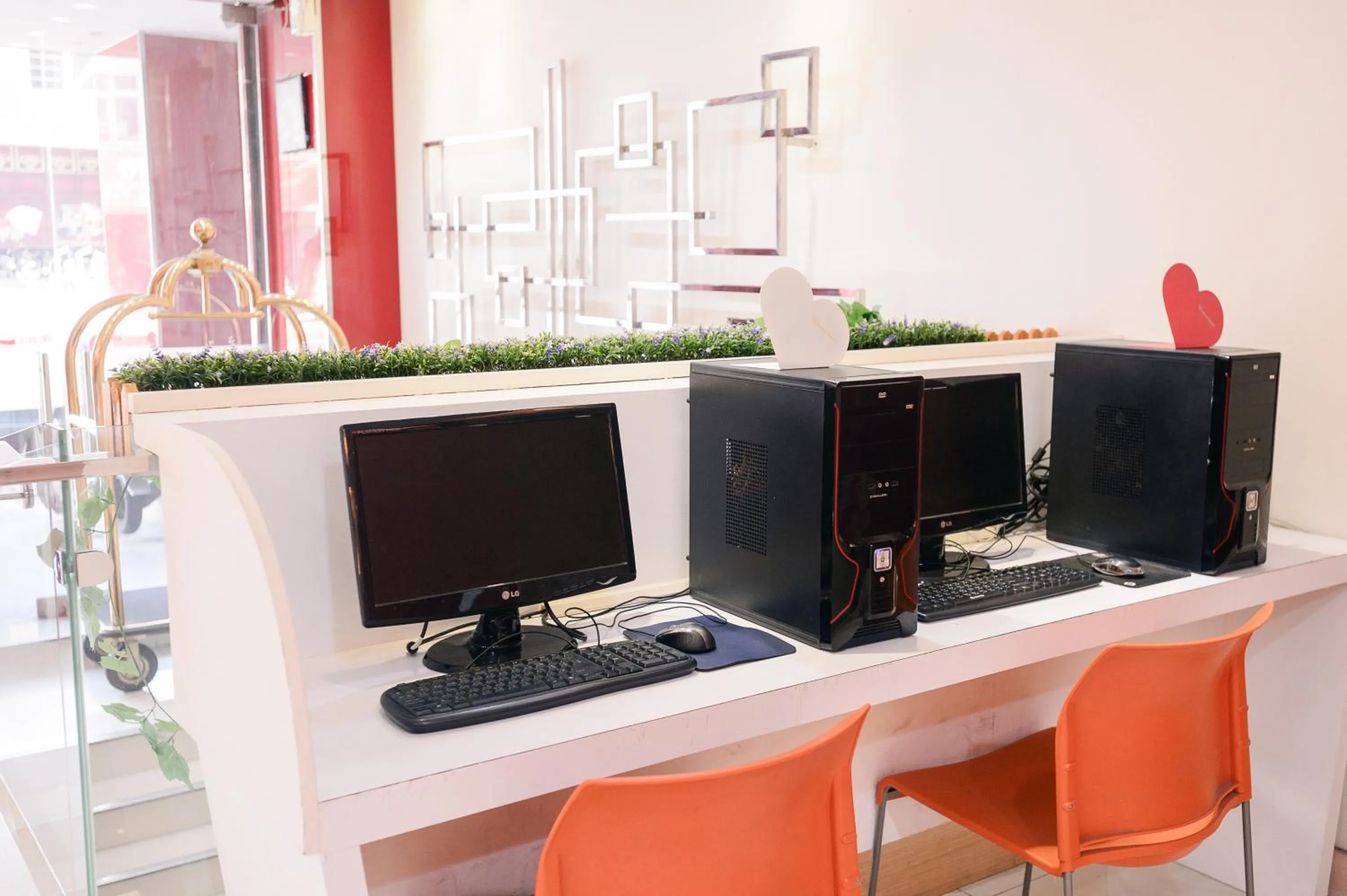 Communal lounge/ TV room in i-Deal Hotel