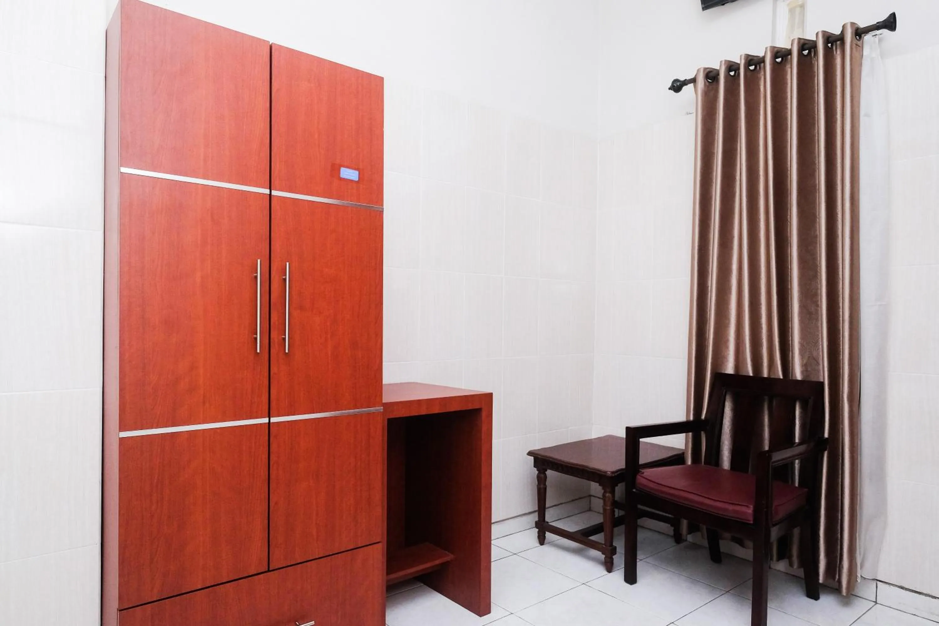 wardrobe in Urbanview Syariah Wisma Wongso Borobudur